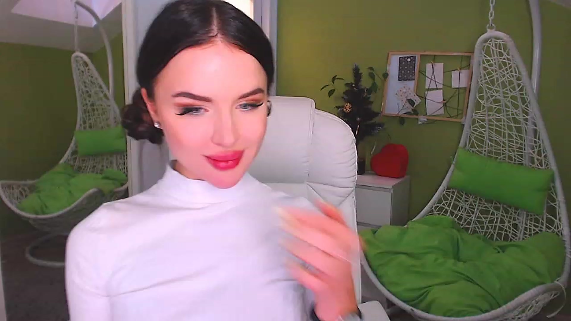 Gallery image thumbnail from JenniferMoris's myfreecams stream on, 12/30/2022, 13:17 image 12 of 20