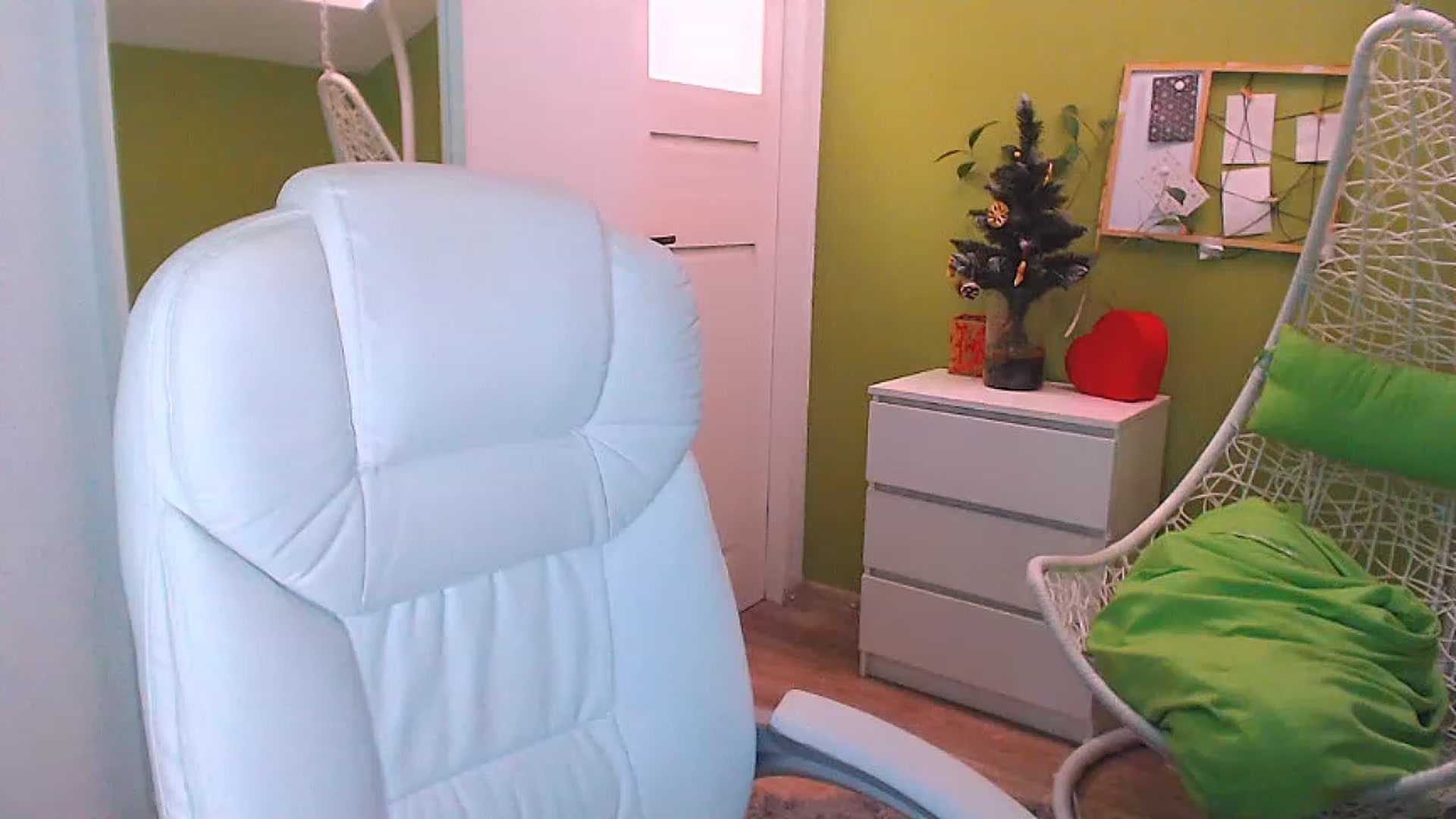 Gallery image thumbnail from JenniferMoris's myfreecams stream on, 01/03/2023, 11:55 image 14 of 20