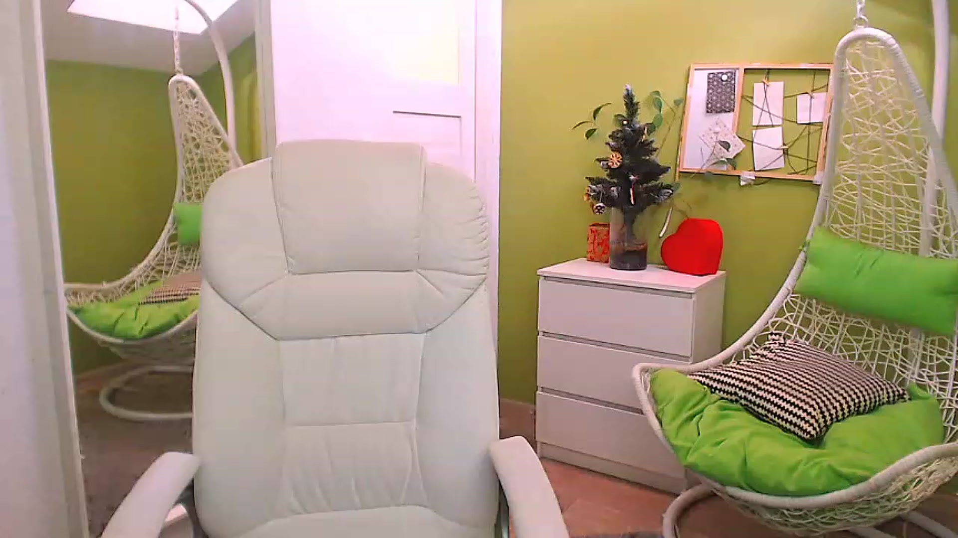 Gallery image thumbnail from JenniferMoris's myfreecams stream on, 01/05/2023, 10:57 image 12 of 20