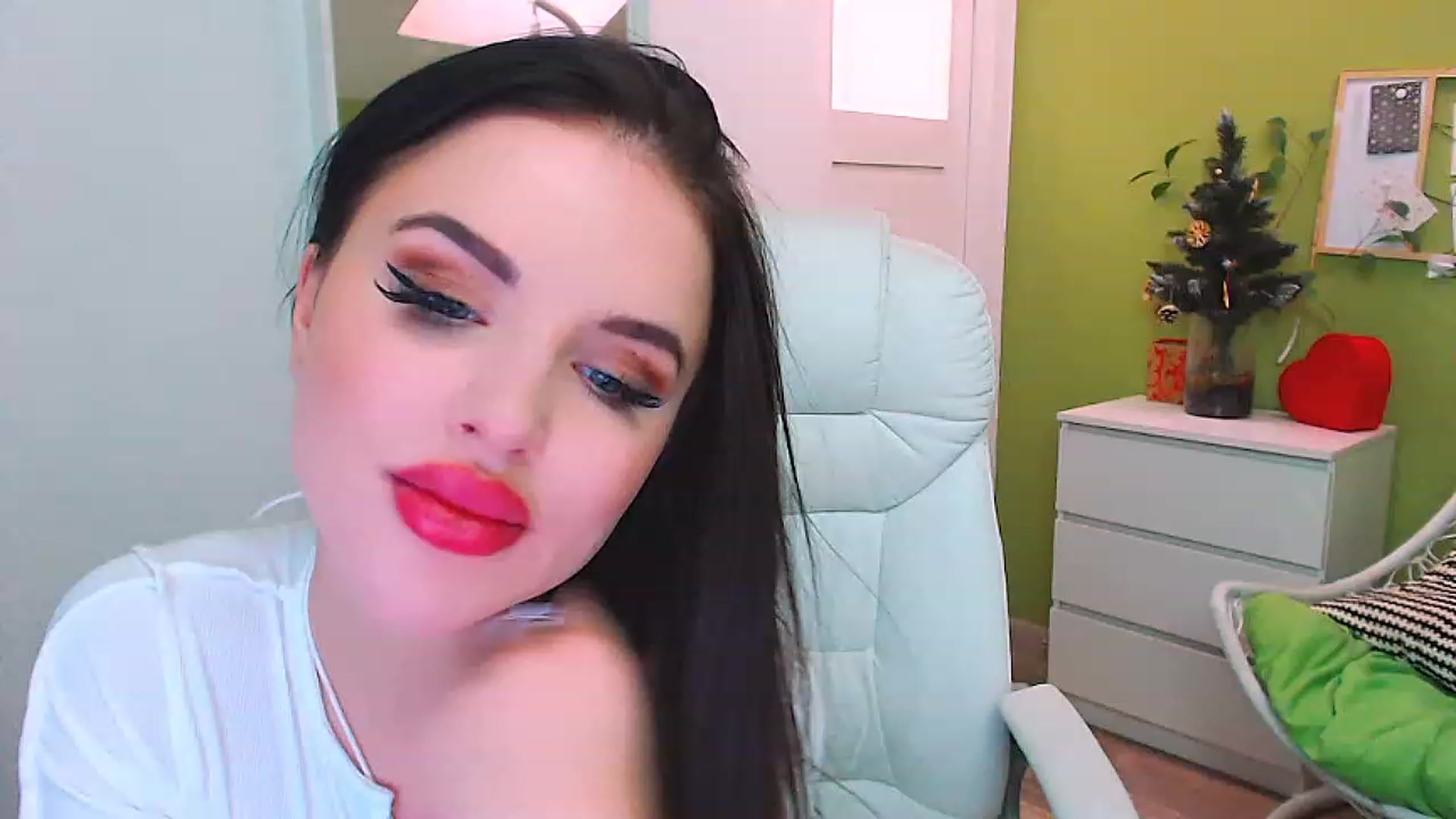 Gallery image thumbnail from JenniferMoris's myfreecams stream on, 01/05/2023, 10:57 image 4 of 20