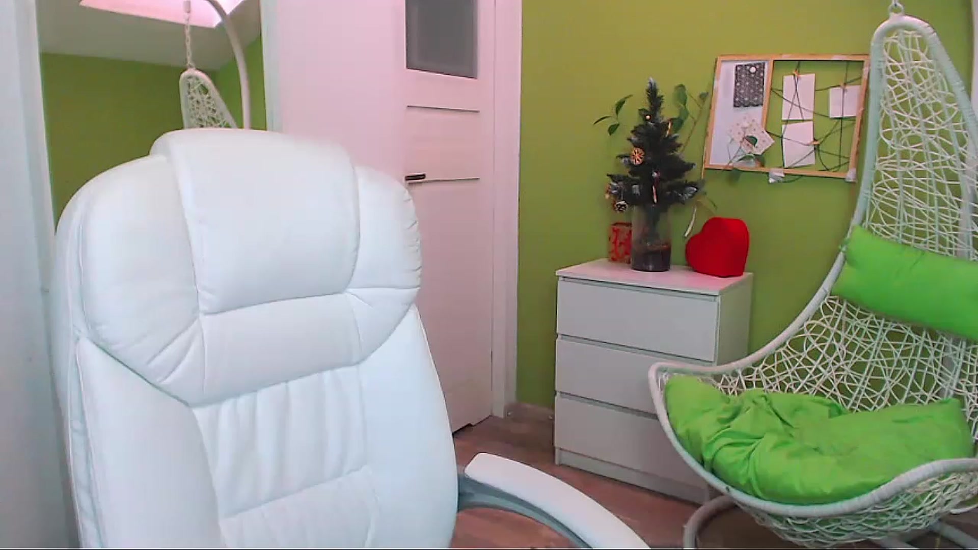 Gallery image thumbnail from JenniferMoris's myfreecams stream on, 01/09/2023, 10:14 image 15 of 20