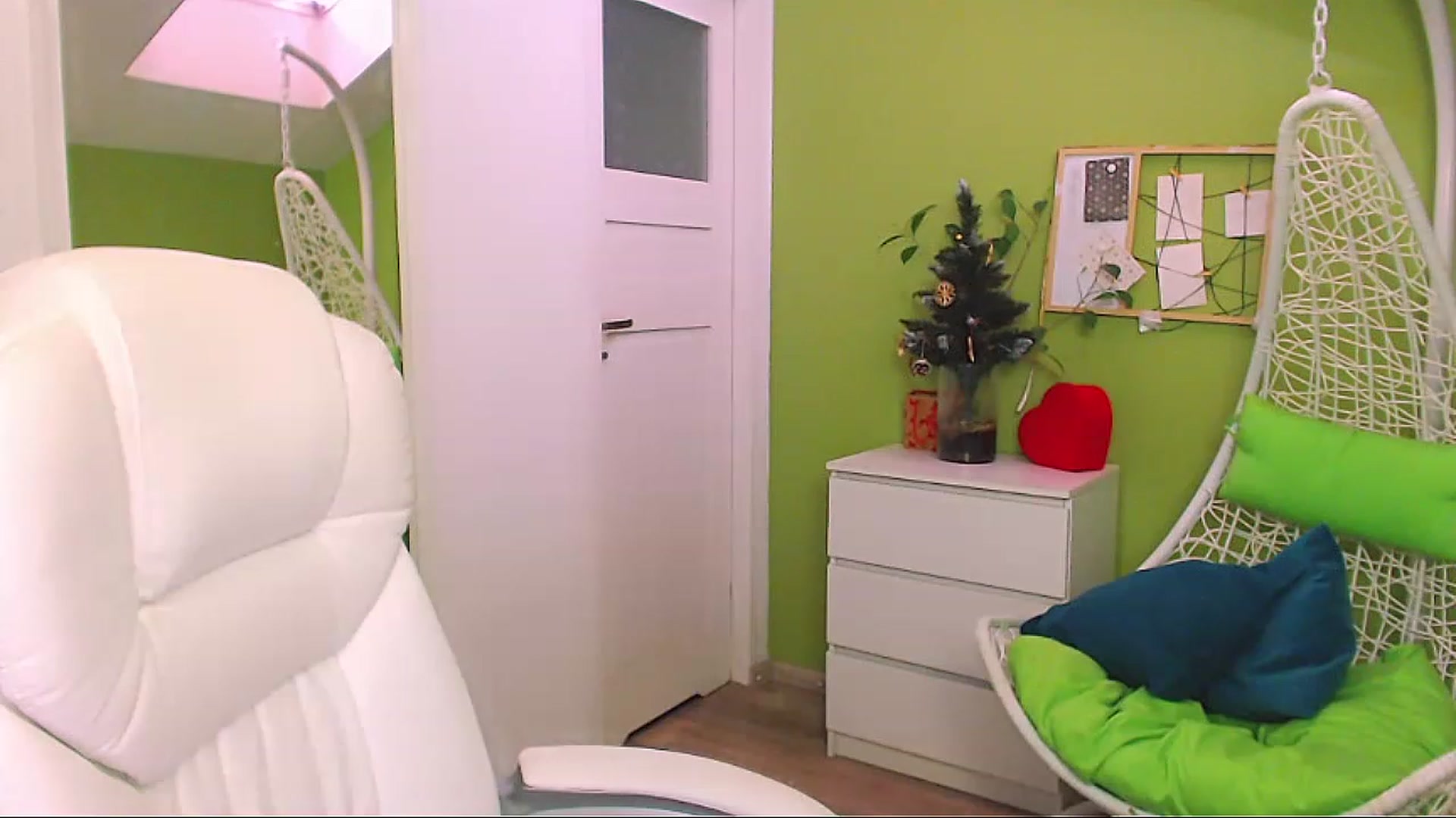 Gallery image thumbnail from JenniferMoris's myfreecams stream on, 01/09/2023, 12:31 image 12 of 20