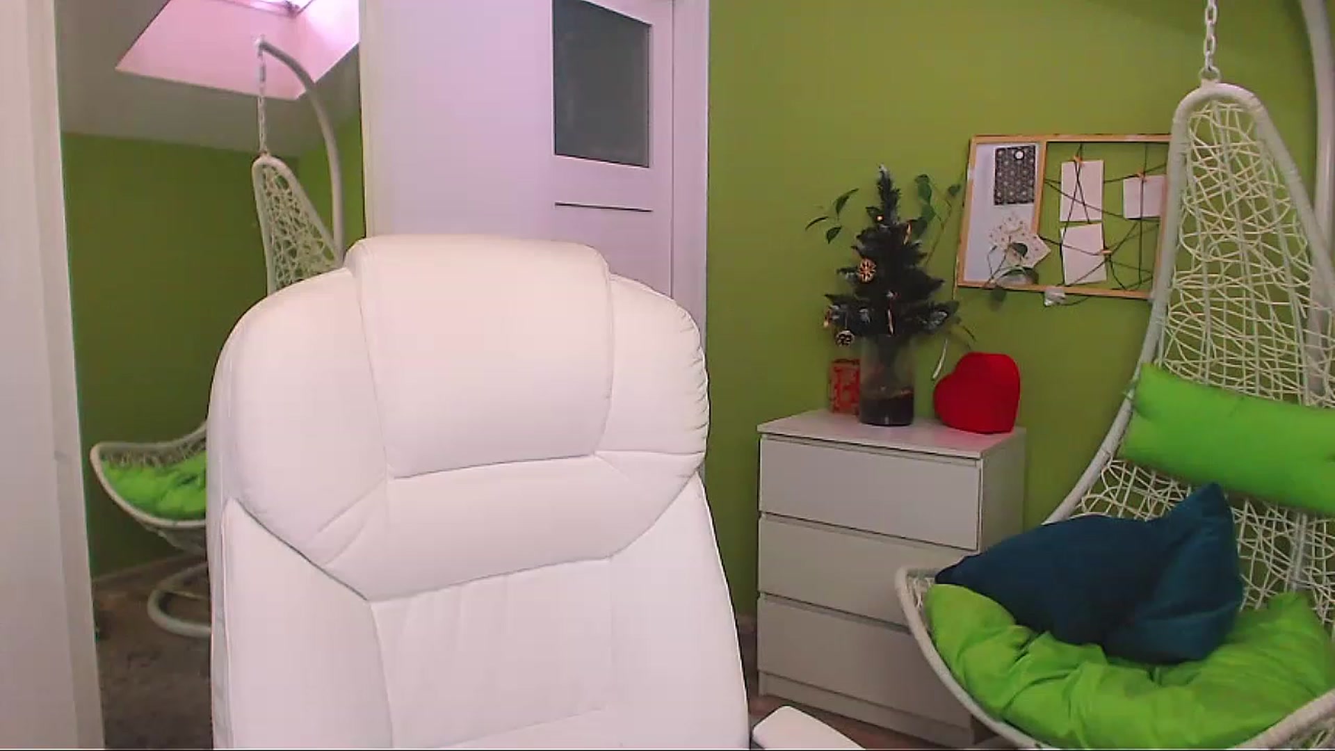 Gallery image thumbnail from JenniferMoris's myfreecams stream on, 01/09/2023, 12:31 image 20 of 20