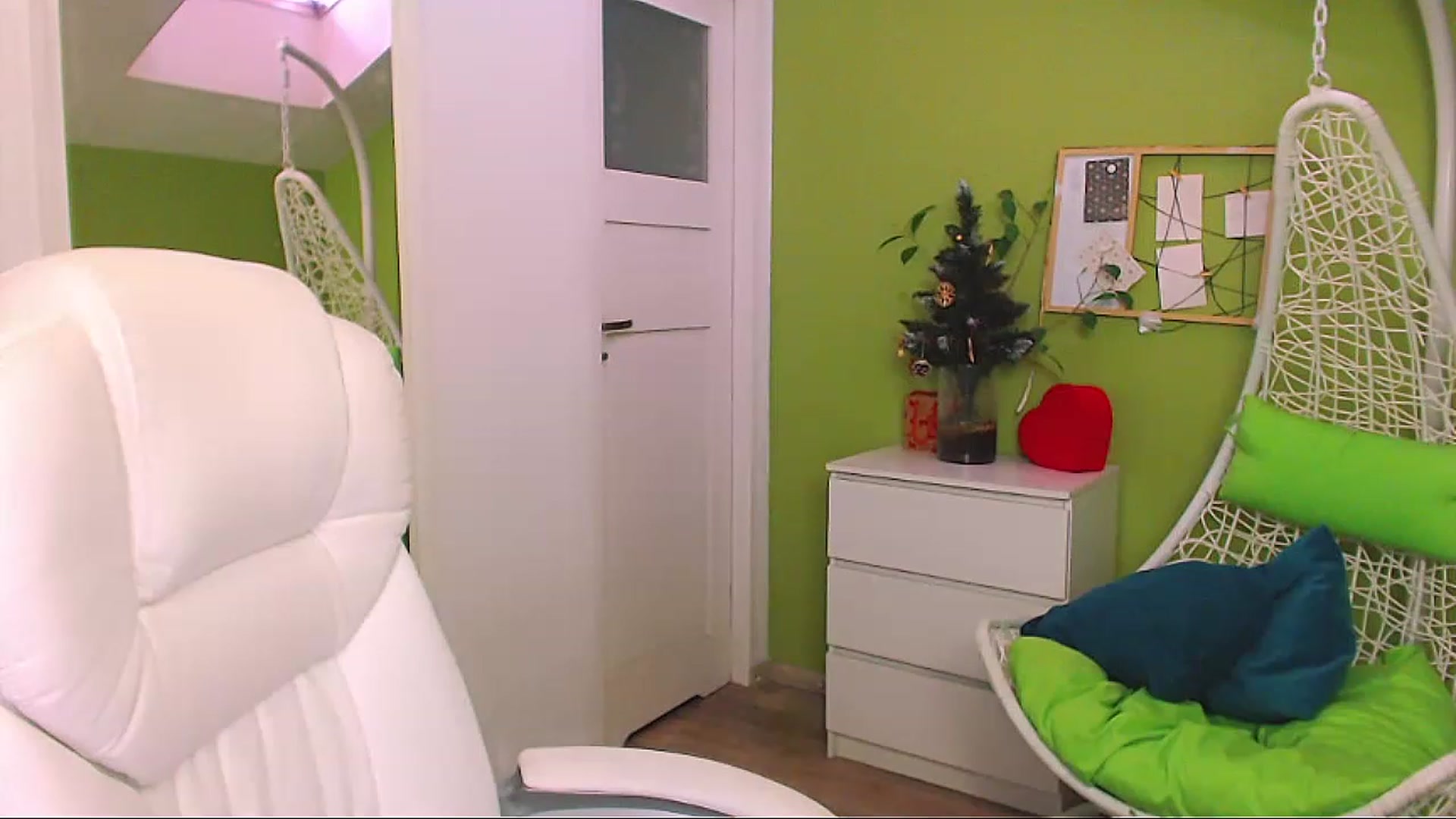 Gallery image thumbnail from JenniferMoris's myfreecams stream on, 01/09/2023, 12:31 image 14 of 20