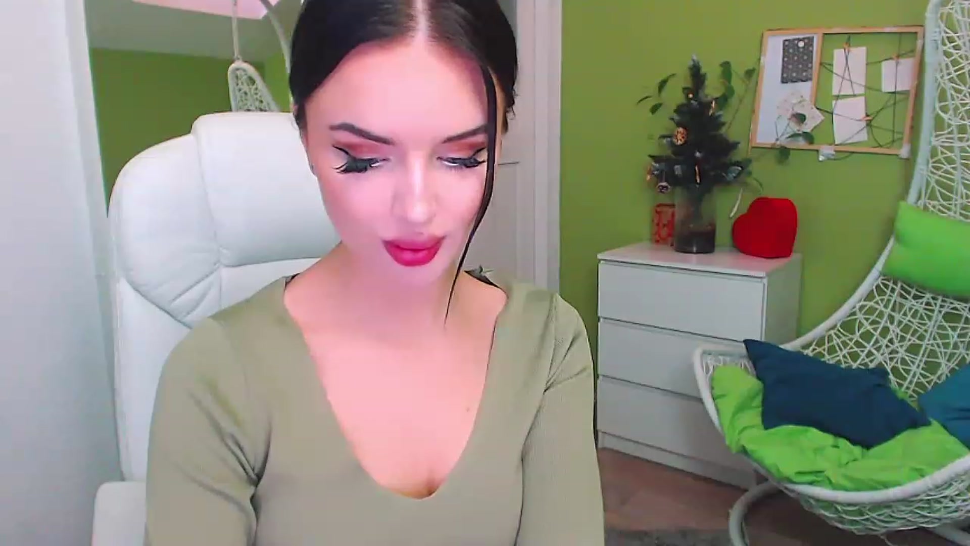 Gallery image thumbnail from JenniferMoris's myfreecams stream on, 01/10/2023, 12:15 image 18 of 20