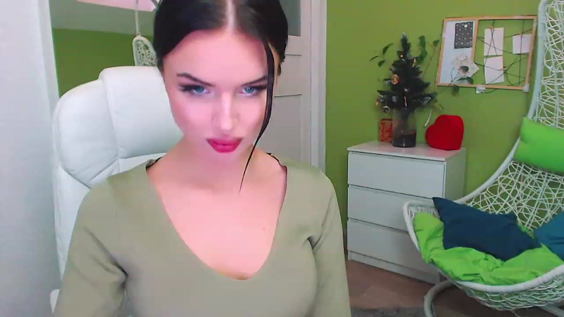 Gallery image thumbnail from JenniferMoris's myfreecams stream on, 01/10/2023, 12:15 image 1 of 20