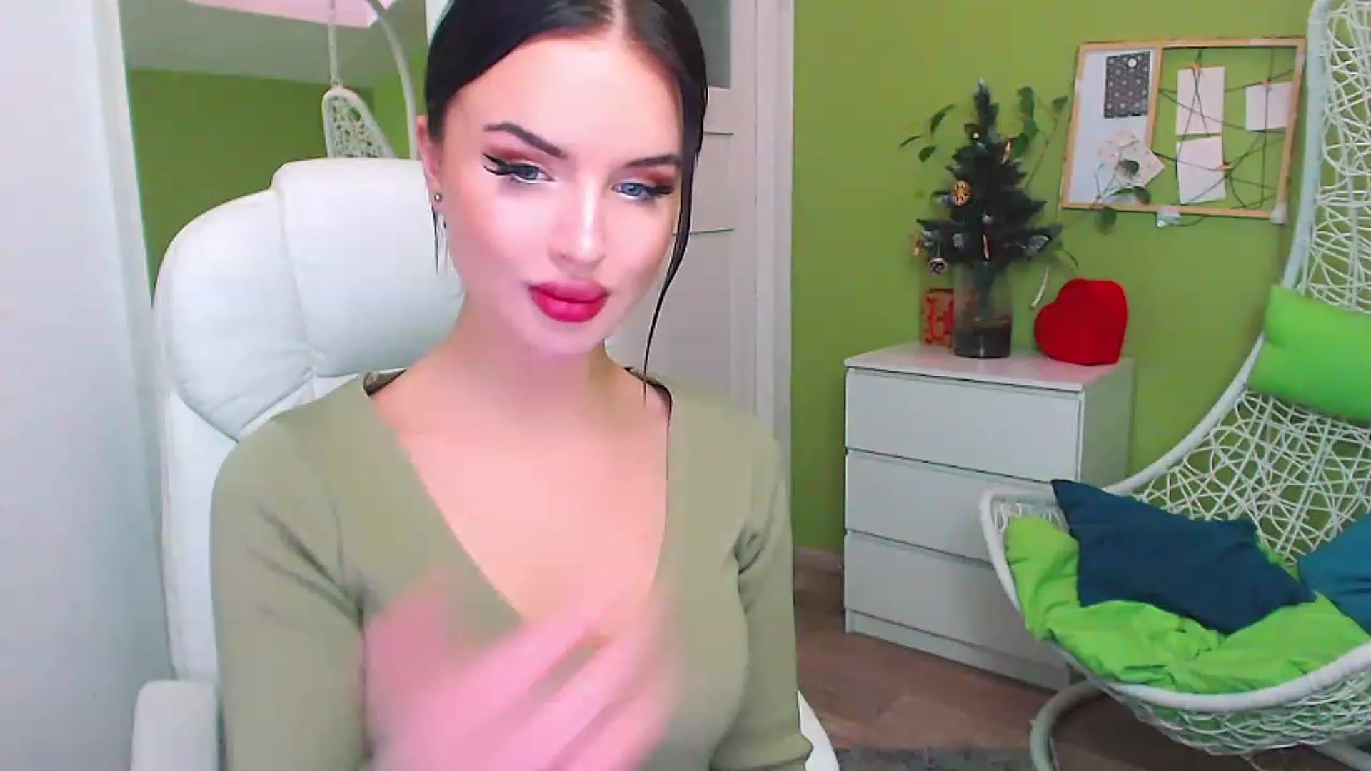 Gallery image thumbnail from JenniferMoris's myfreecams stream on, 01/10/2023, 12:15 image 12 of 20