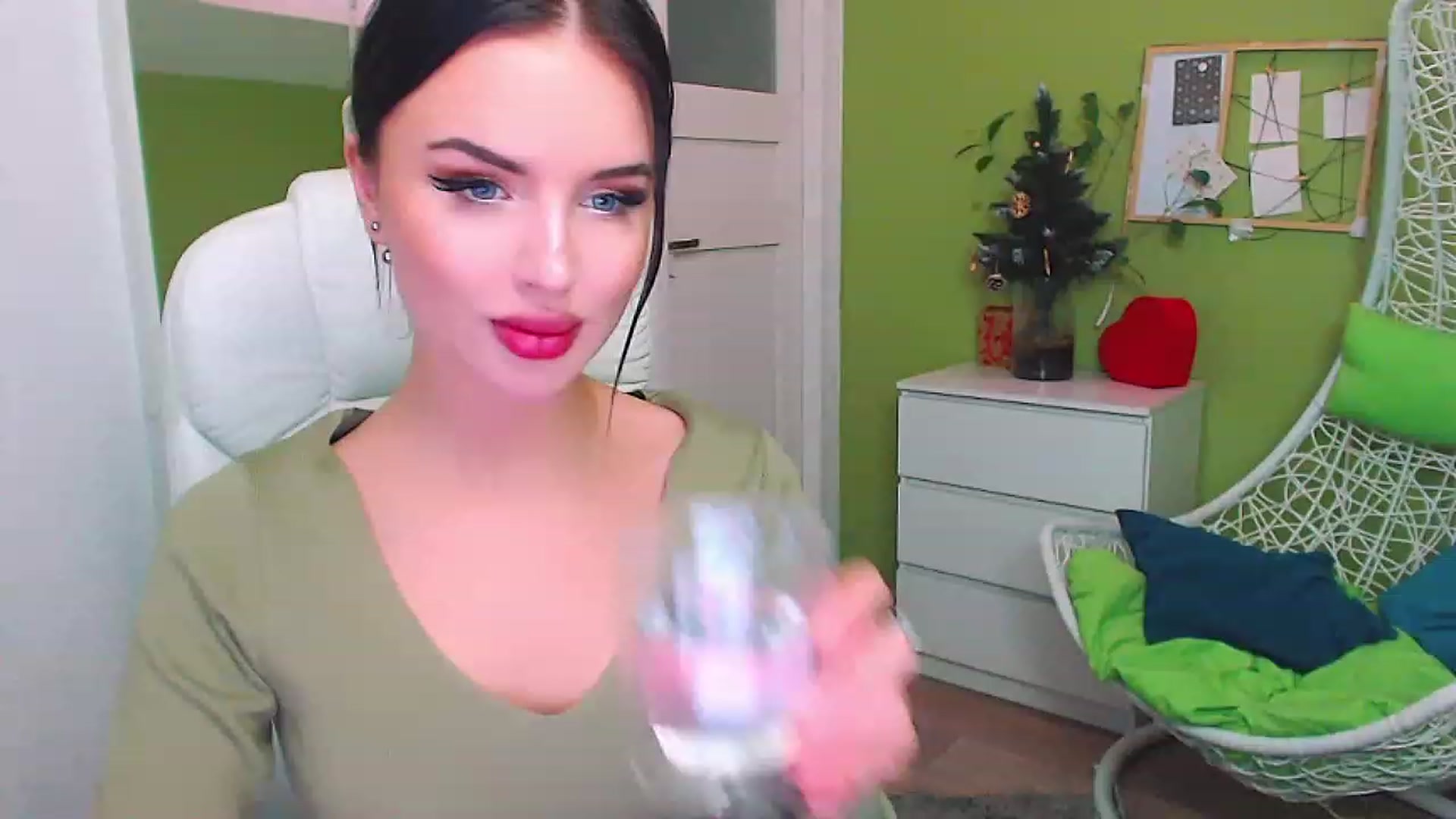 Gallery image thumbnail from JenniferMoris's myfreecams stream on, 01/10/2023, 12:15 image 17 of 20
