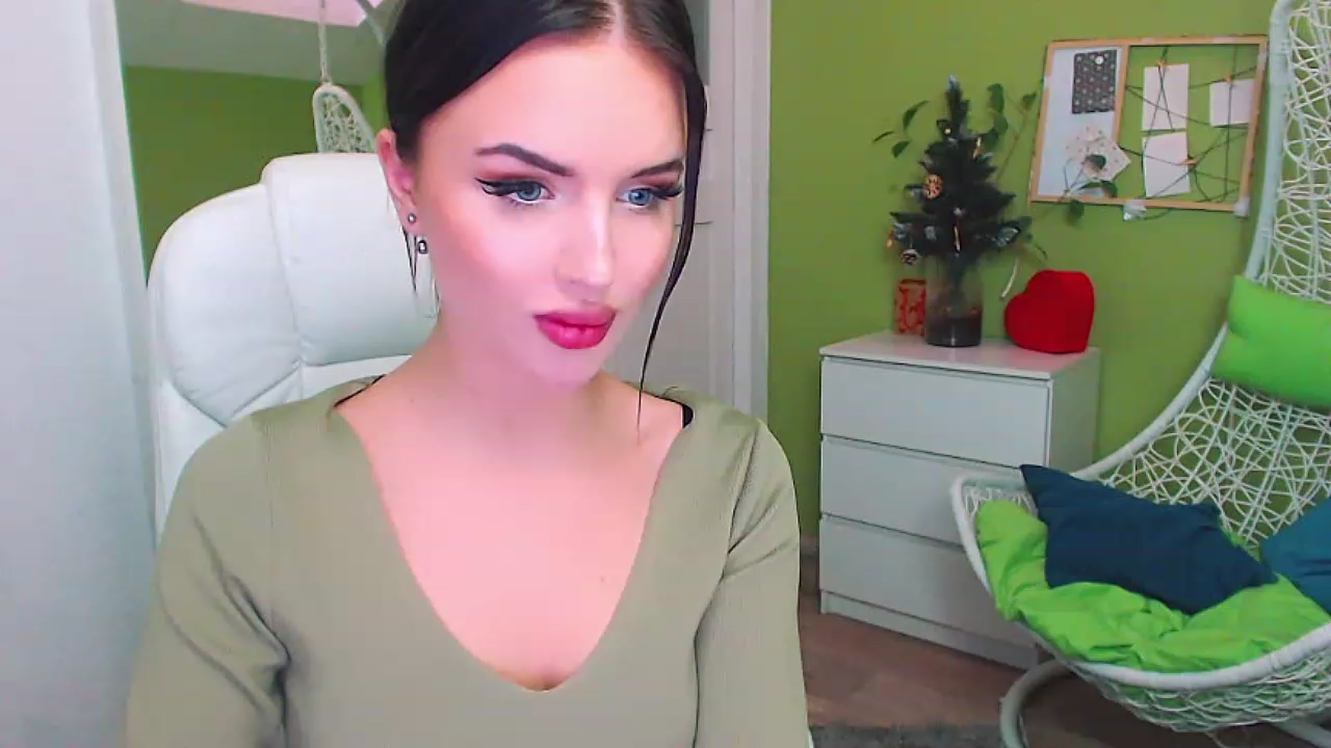 Gallery image thumbnail from JenniferMoris's myfreecams stream on, 01/10/2023, 12:15 image 16 of 20