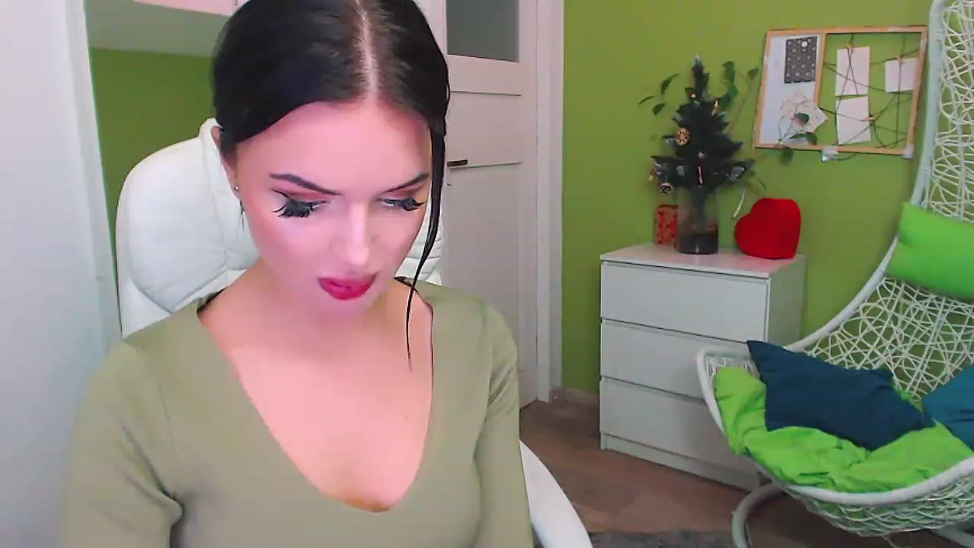 Gallery image thumbnail from JenniferMoris's myfreecams stream on, 01/10/2023, 12:15 image 8 of 20