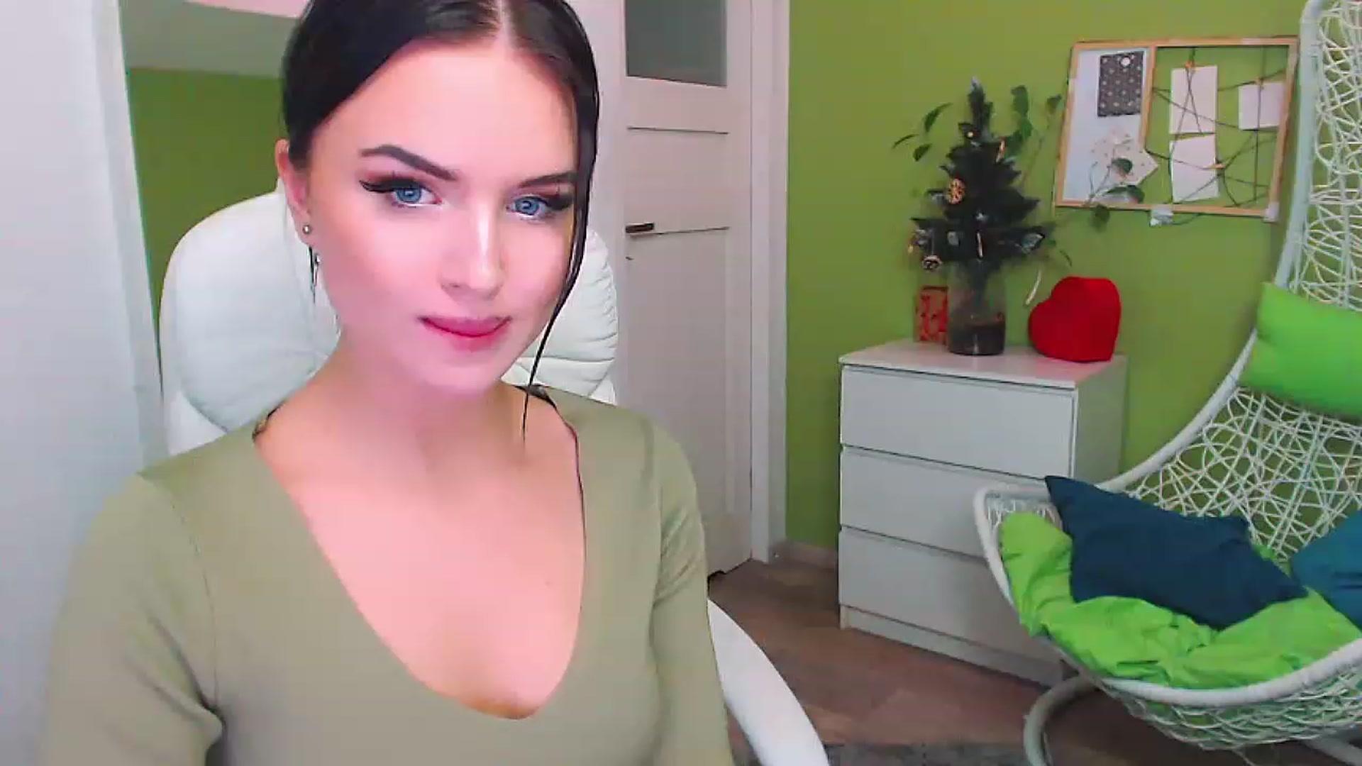 Gallery image thumbnail from JenniferMoris's myfreecams stream on, 01/10/2023, 12:15 image 7 of 20