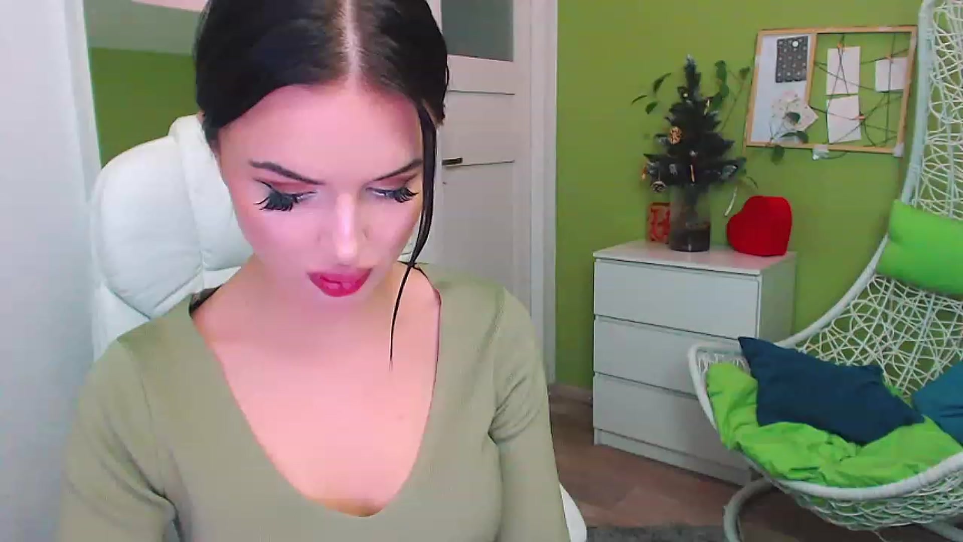 Gallery image thumbnail from JenniferMoris's myfreecams stream on, 01/10/2023, 12:15 image 4 of 20