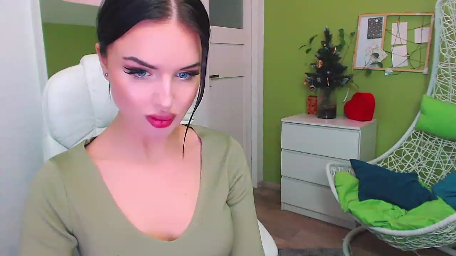 Gallery image thumbnail from JenniferMoris's myfreecams stream on, 01/10/2023, 12:15 image 5 of 20
