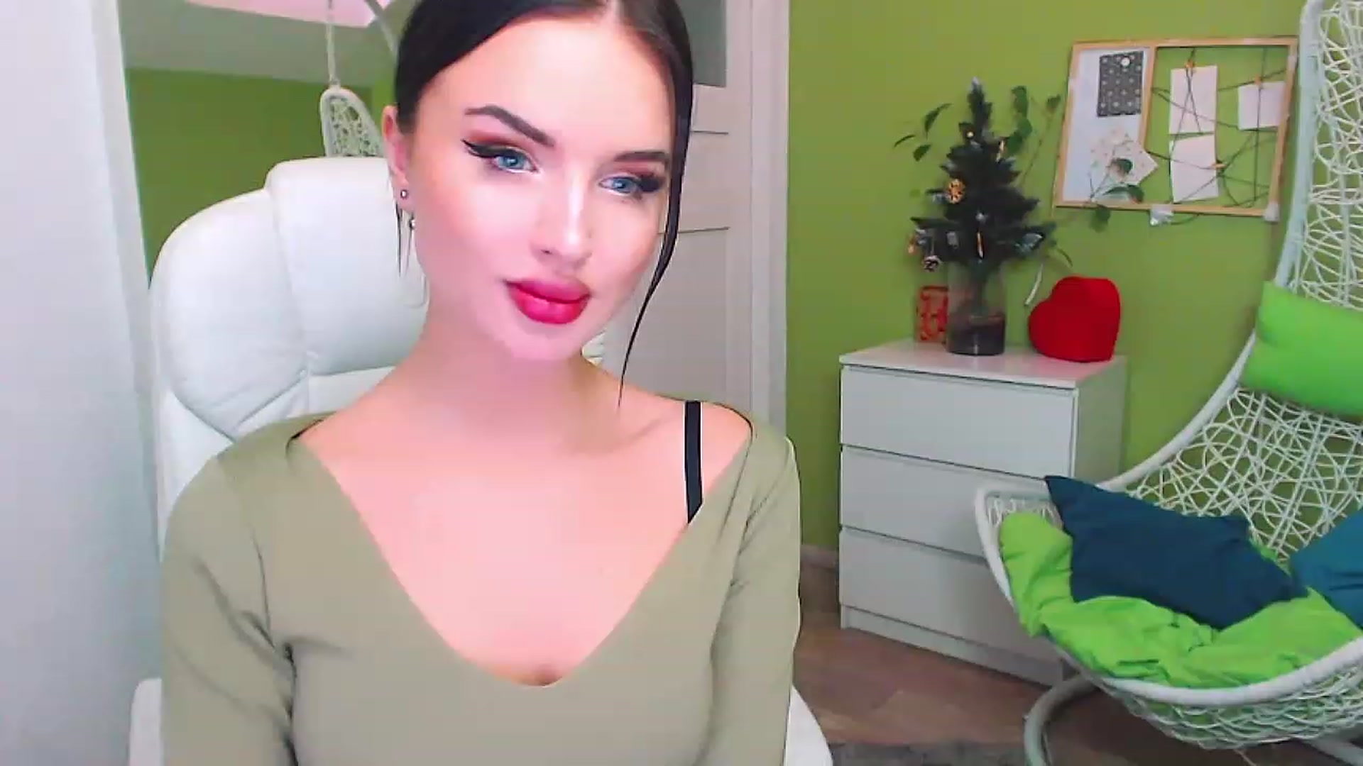 Gallery image thumbnail from JenniferMoris's myfreecams stream on, 01/10/2023, 12:15 image 13 of 20