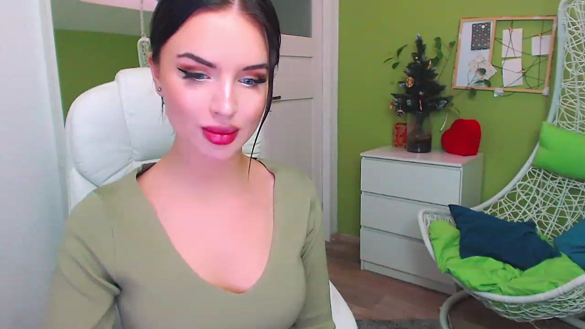 Gallery image thumbnail from JenniferMoris's myfreecams stream on, 01/10/2023, 12:15 image 10 of 20