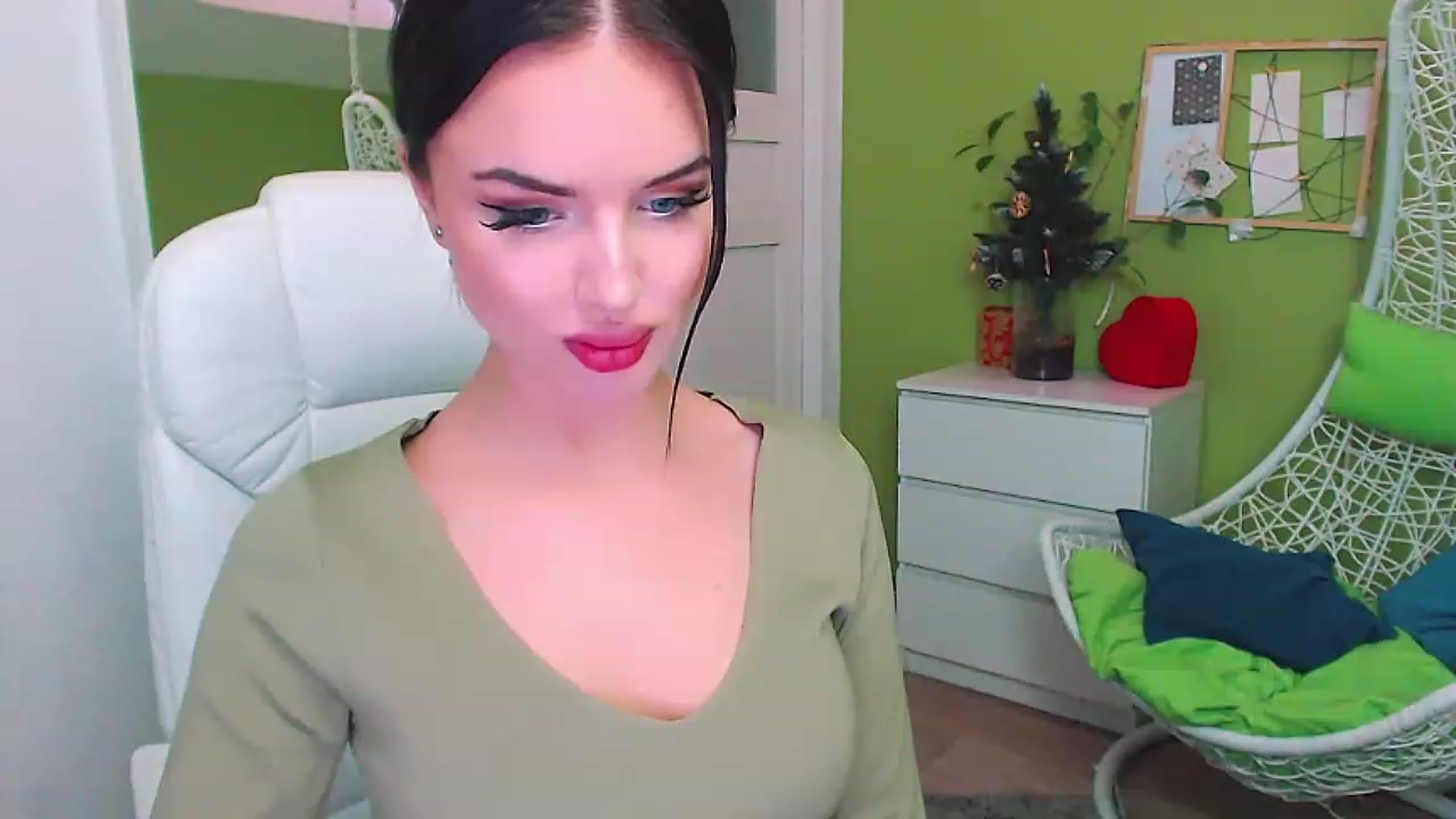 Gallery image thumbnail from JenniferMoris's myfreecams stream on, 01/10/2023, 12:15 image 2 of 20