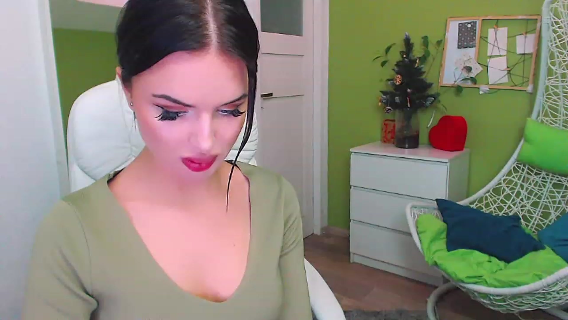 Gallery image thumbnail from JenniferMoris's myfreecams stream on, 01/10/2023, 12:15 image 6 of 20