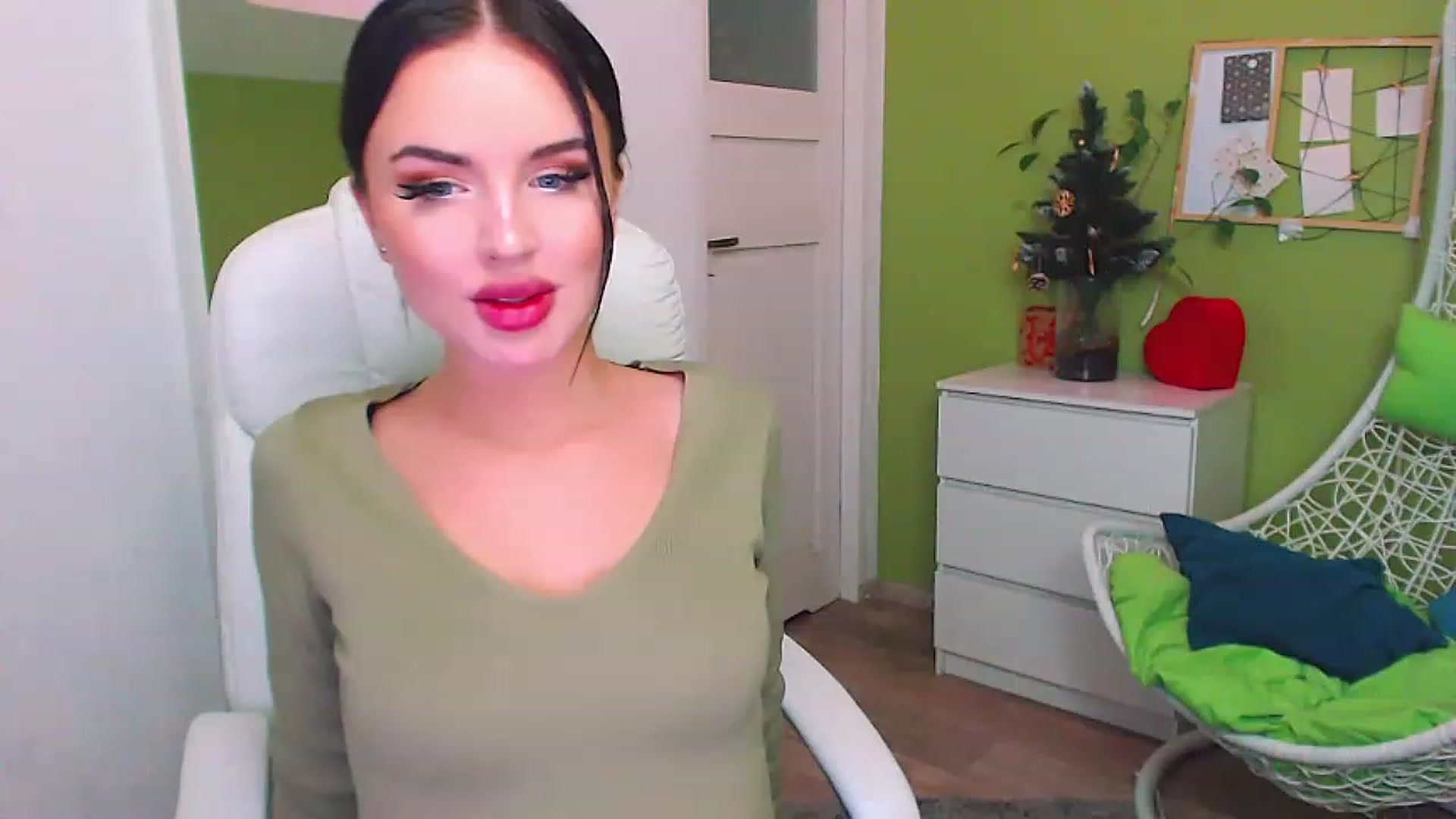Gallery image thumbnail from JenniferMoris's myfreecams stream on, 01/10/2023, 12:37 image 7 of 20