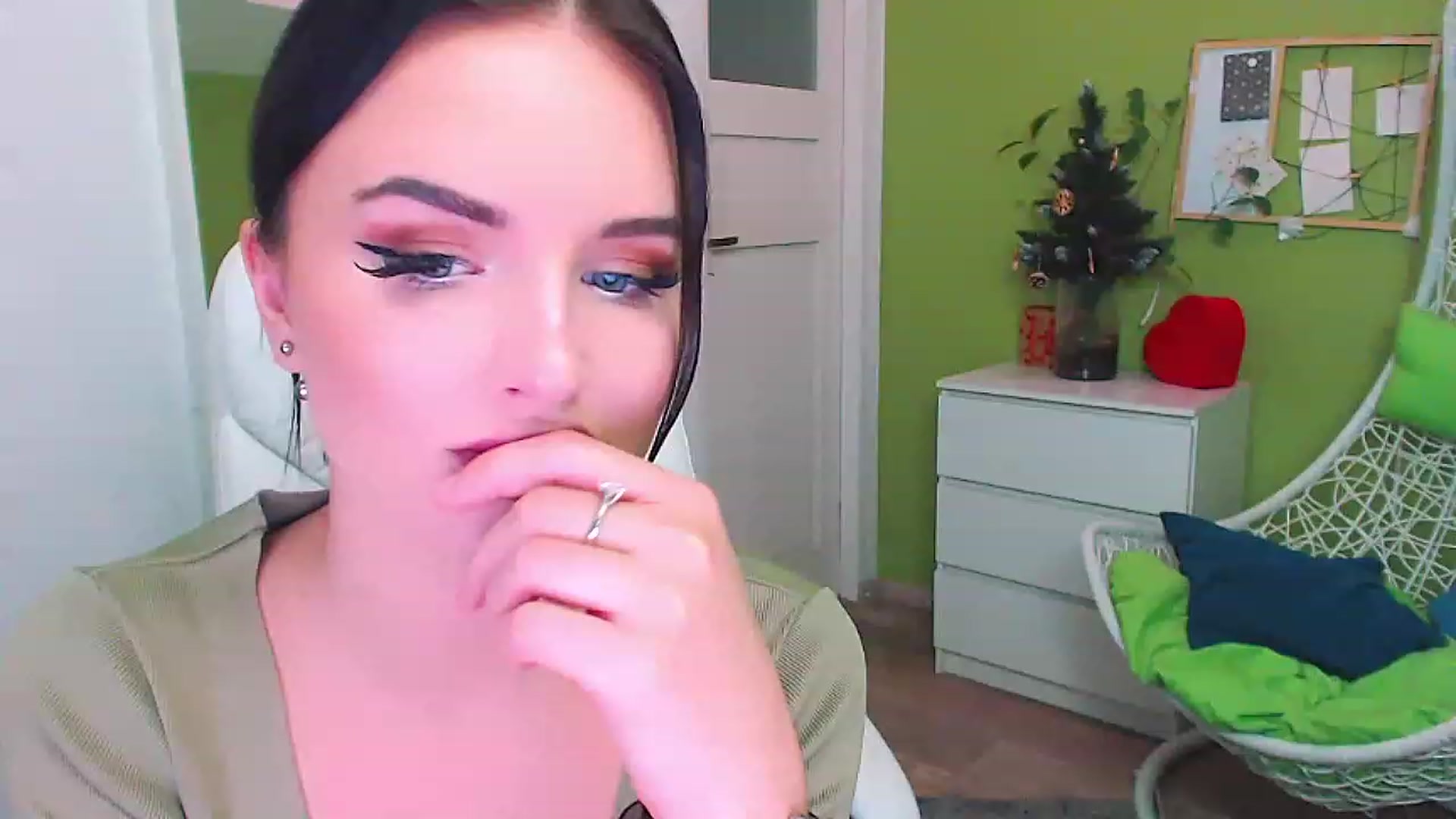Gallery image thumbnail from JenniferMoris's myfreecams stream on, 01/10/2023, 12:37 image 5 of 20