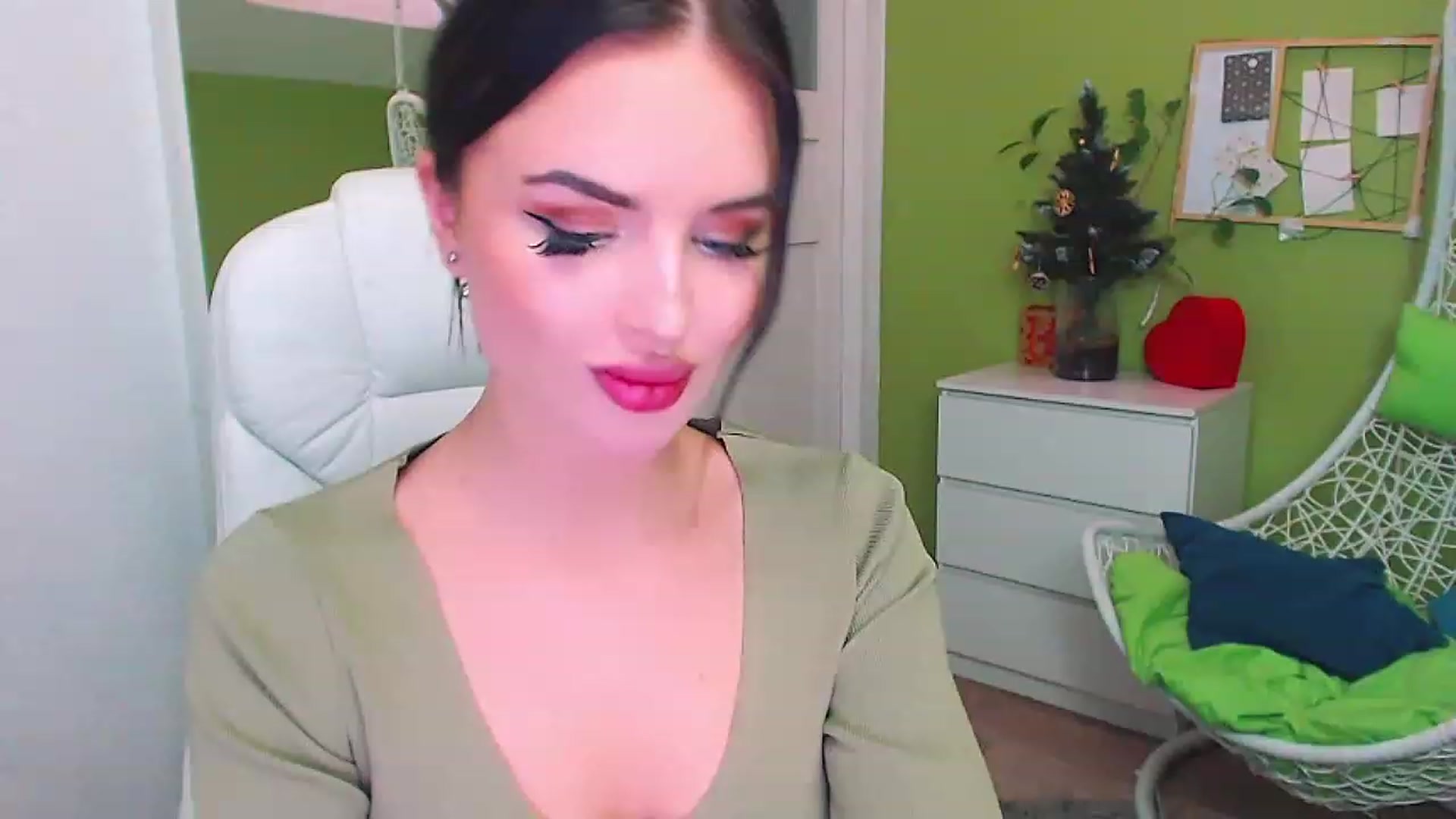 Gallery image thumbnail from JenniferMoris's myfreecams stream on, 01/10/2023, 12:37 image 6 of 20