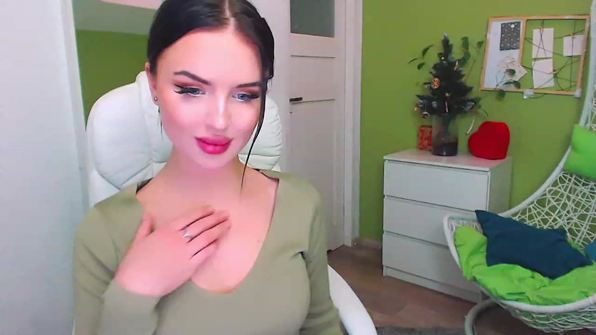 Gallery image thumbnail from JenniferMoris's myfreecams stream on, 01/10/2023, 12:37 image 9 of 20