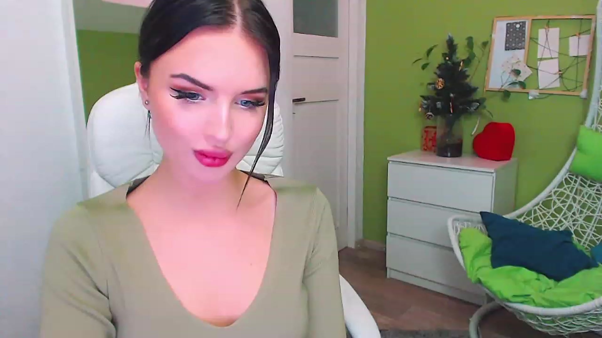 Gallery image thumbnail from JenniferMoris's myfreecams stream on, 01/10/2023, 12:37 image 8 of 20