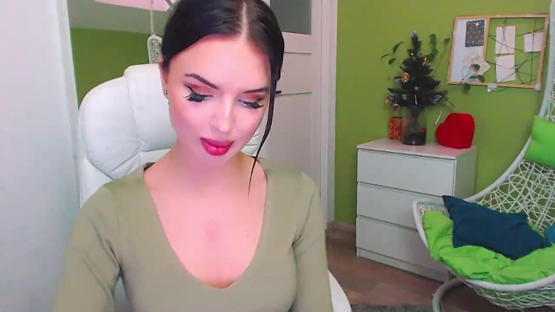 Gallery image thumbnail from JenniferMoris's myfreecams stream on, 01/10/2023, 12:37 image 17 of 20