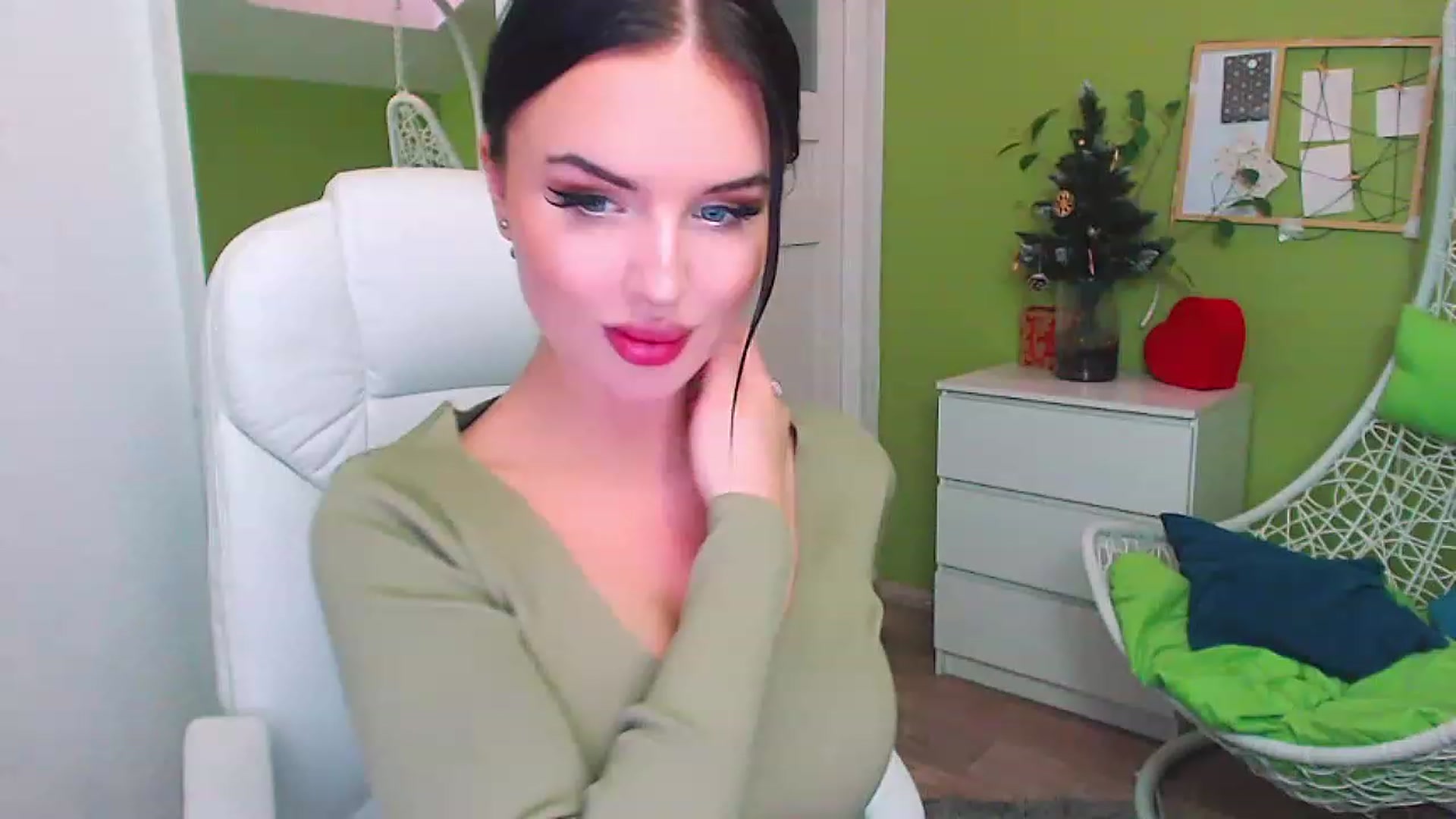 Gallery image thumbnail from JenniferMoris's myfreecams stream on, 01/10/2023, 12:37 image 10 of 20