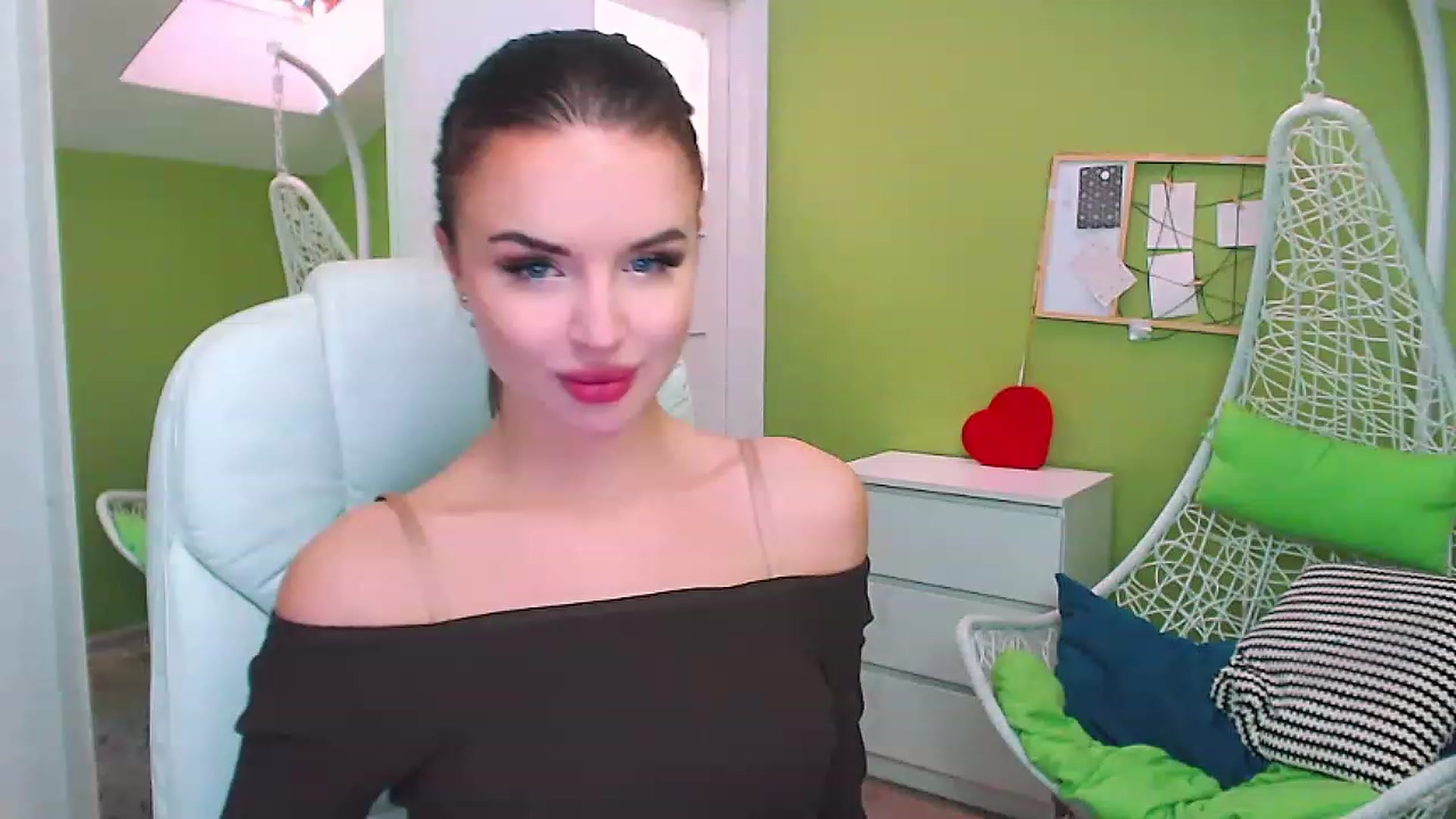 Gallery image thumbnail from JenniferMoris's myfreecams stream on, 01/12/2023, 11:22 image 14 of 20