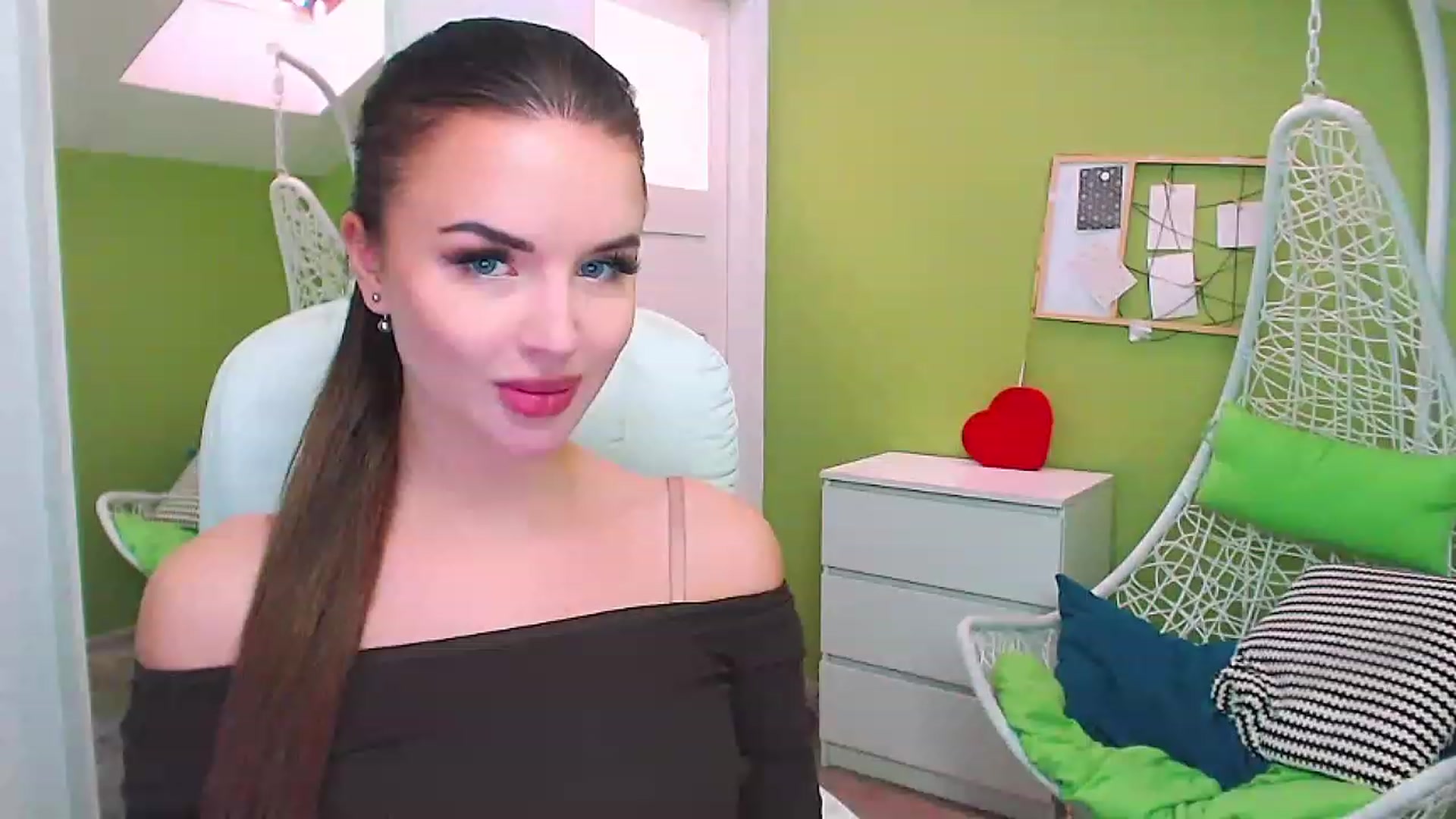 Gallery image thumbnail from JenniferMoris's myfreecams stream on, 01/12/2023, 11:22 image 1 of 20
