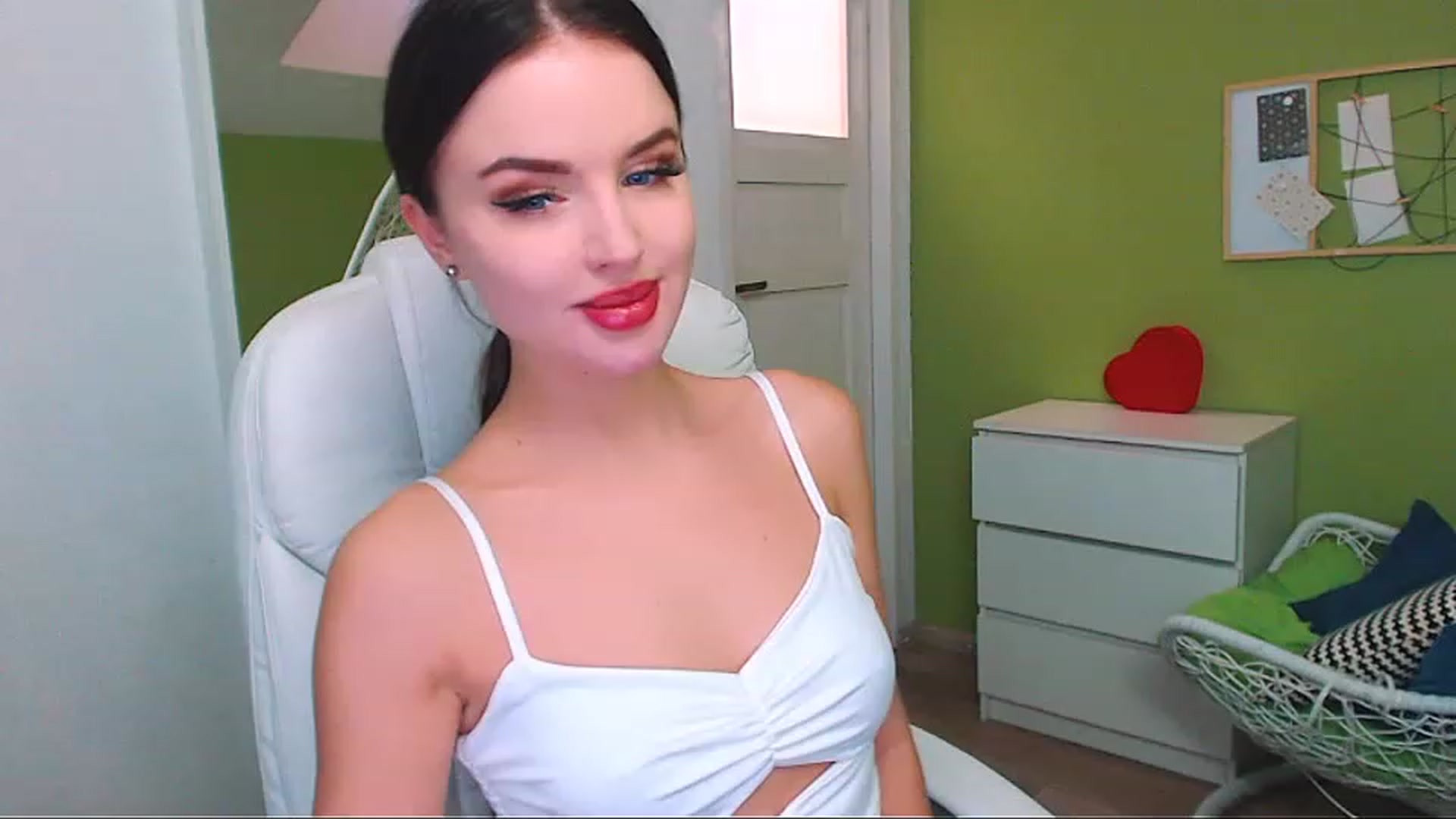Gallery image thumbnail from JenniferMoris's myfreecams stream on, 01/15/2023, 12:32 image 14 of 20