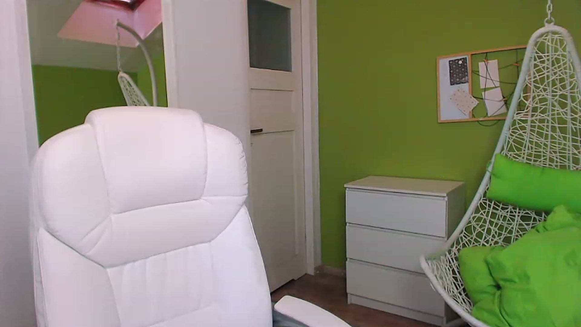 Gallery image thumbnail from JenniferMoris's myfreecams stream on, 01/30/2023, 13:17 image 17 of 20