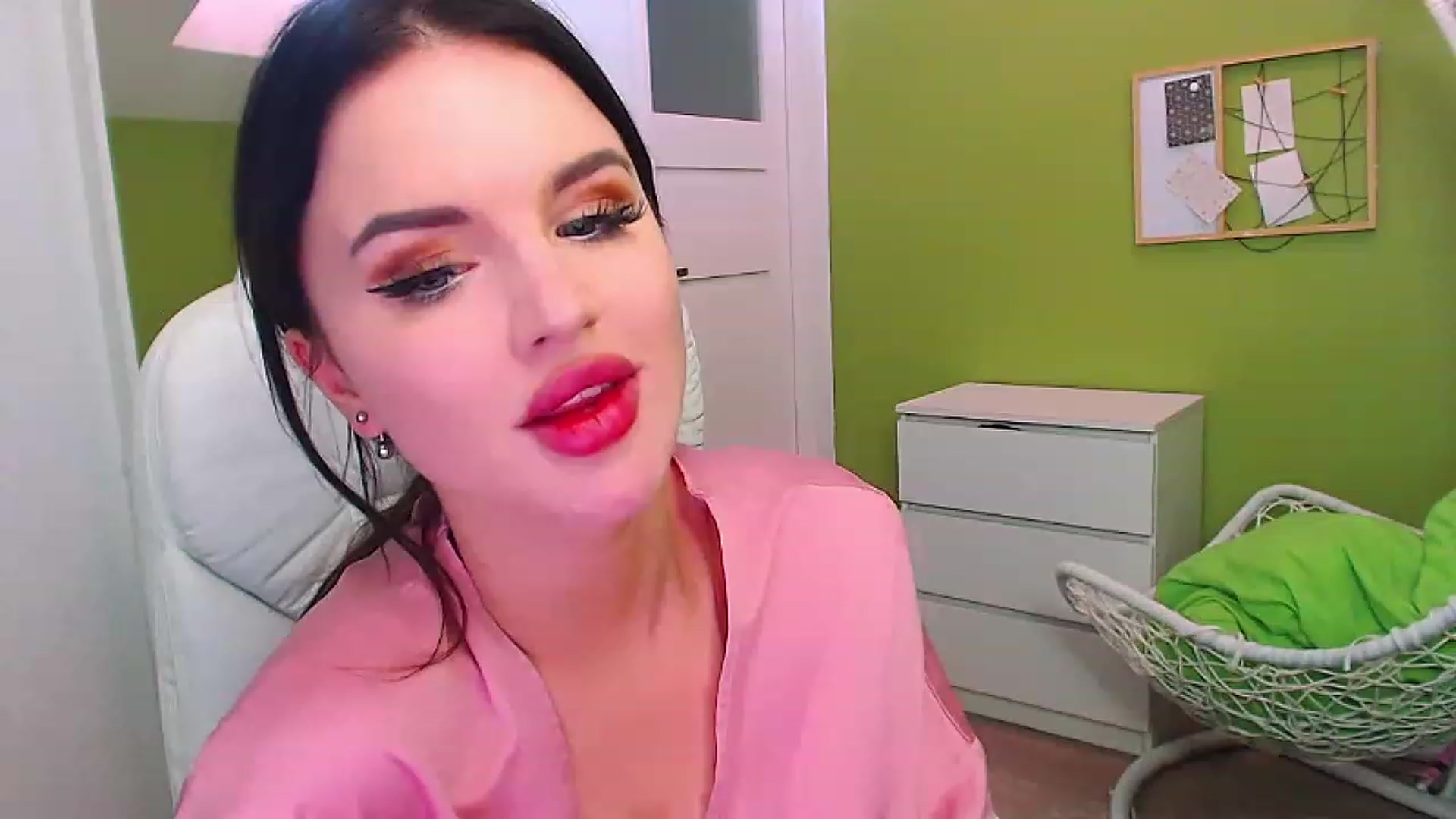 Gallery image thumbnail from JenniferMoris's myfreecams stream on, 01/31/2023, 12:27 image 19 of 20
