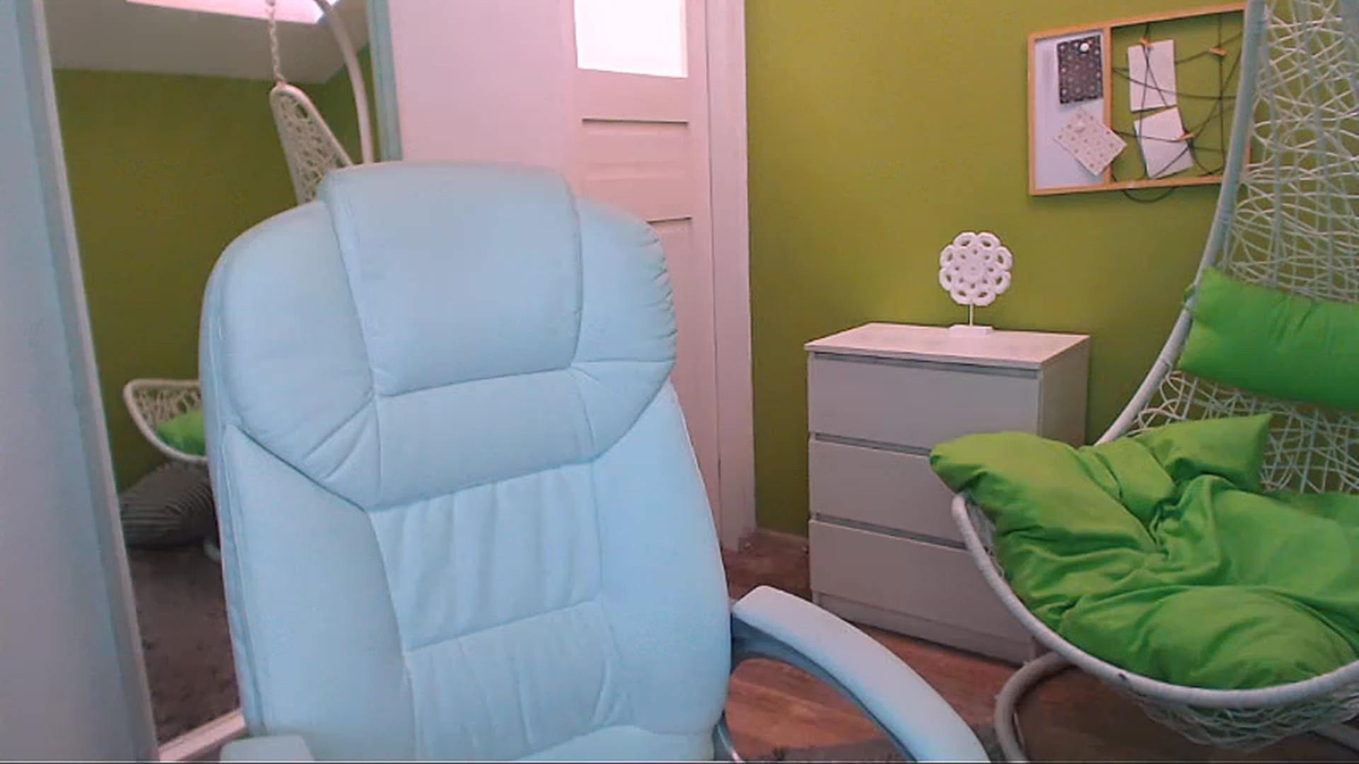 Gallery image thumbnail from JenniferMoris's myfreecams stream on, 02/13/2023, 09:21 image 3 of 20