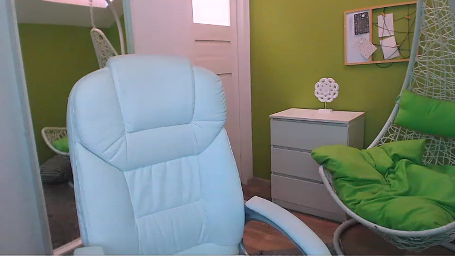 Gallery image thumbnail from JenniferMoris's myfreecams stream on, 02/13/2023, 09:21 image 6 of 20