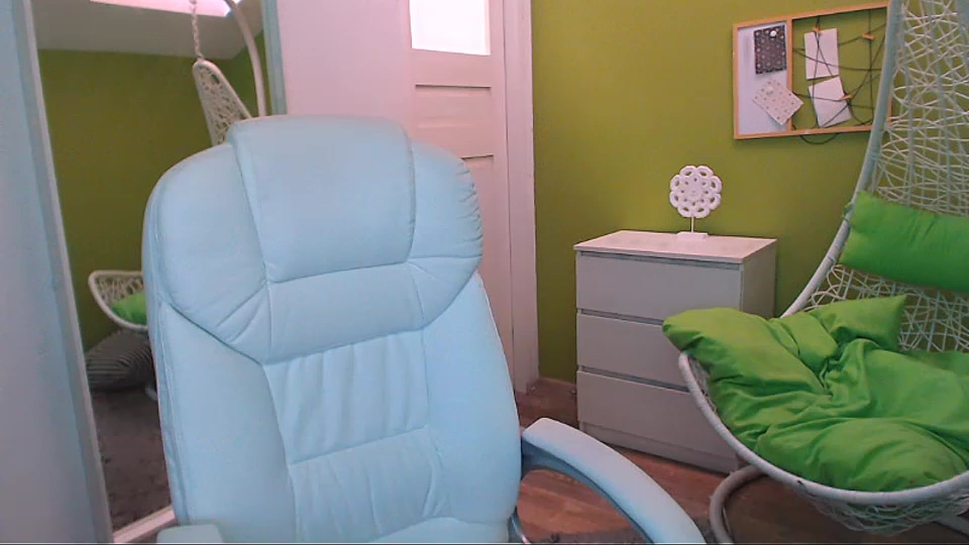 Gallery image thumbnail from JenniferMoris's myfreecams stream on, 02/13/2023, 09:21 image 4 of 20