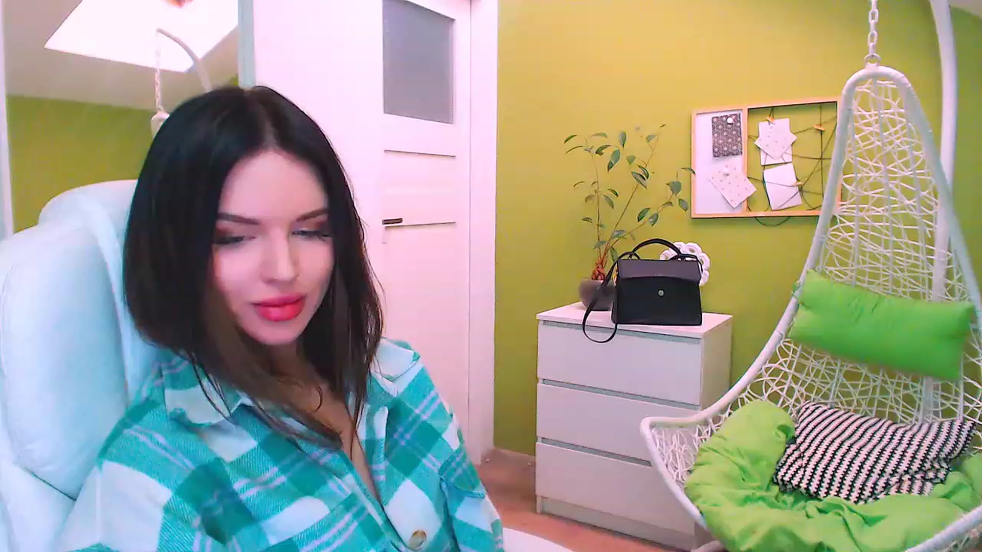 Gallery image thumbnail from JenniferMoris's myfreecams stream on, 03/06/2023, 10:35 image 12 of 20