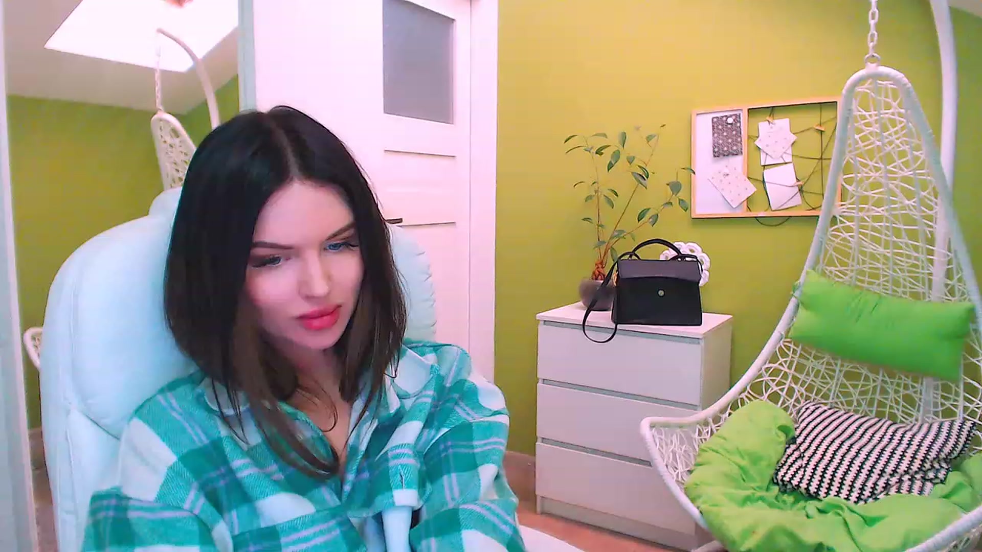 Gallery image thumbnail from JenniferMoris's myfreecams stream on, 03/06/2023, 10:35 image 13 of 20