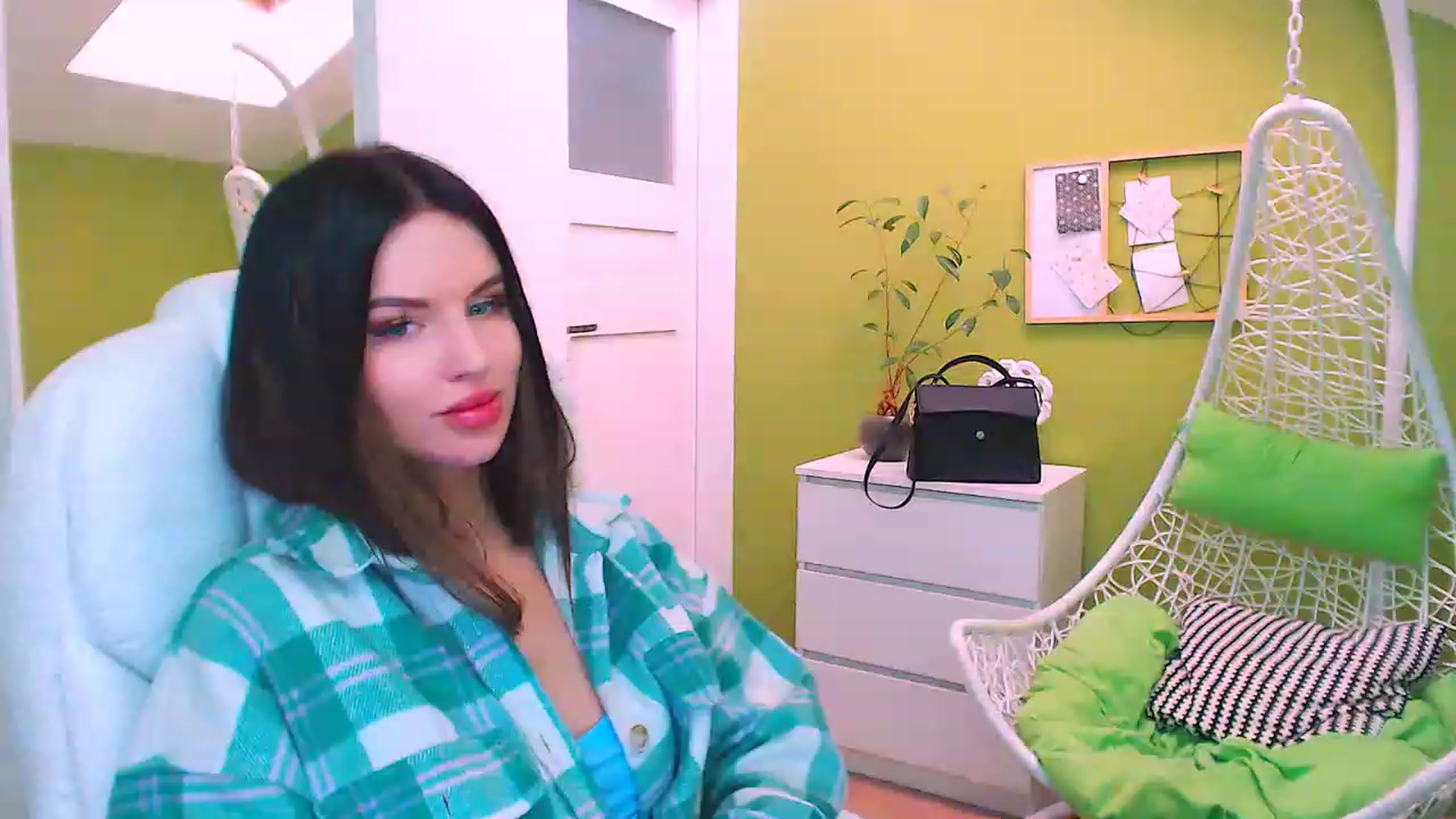 Gallery image thumbnail from JenniferMoris's myfreecams stream on, 03/06/2023, 10:35 image 8 of 20