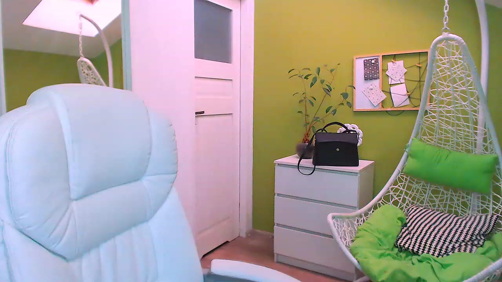 Gallery image thumbnail from JenniferMoris's myfreecams stream on, 03/06/2023, 10:35 image 18 of 20
