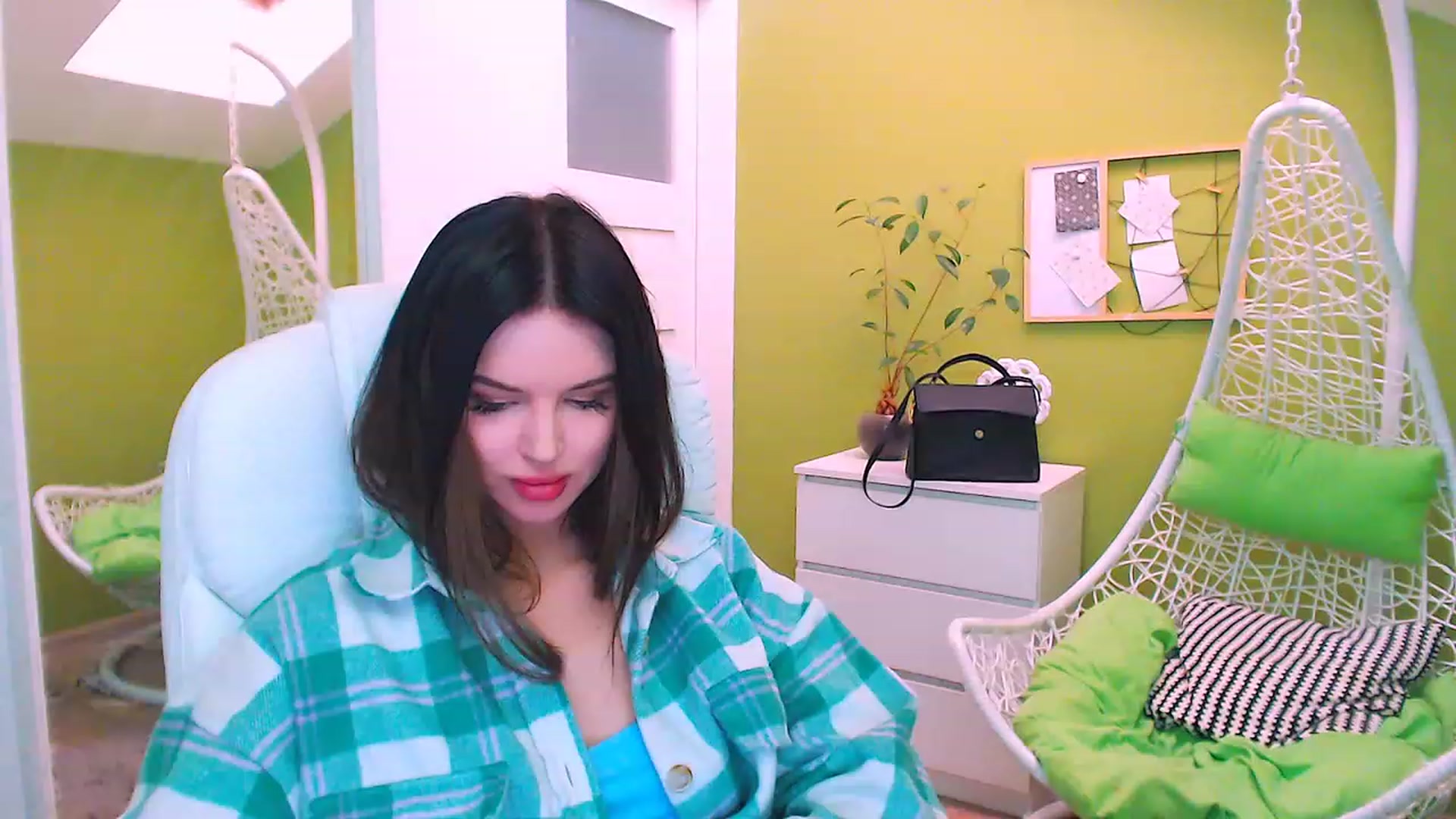 Gallery image thumbnail from JenniferMoris's myfreecams stream on, 03/06/2023, 10:35 image 9 of 20
