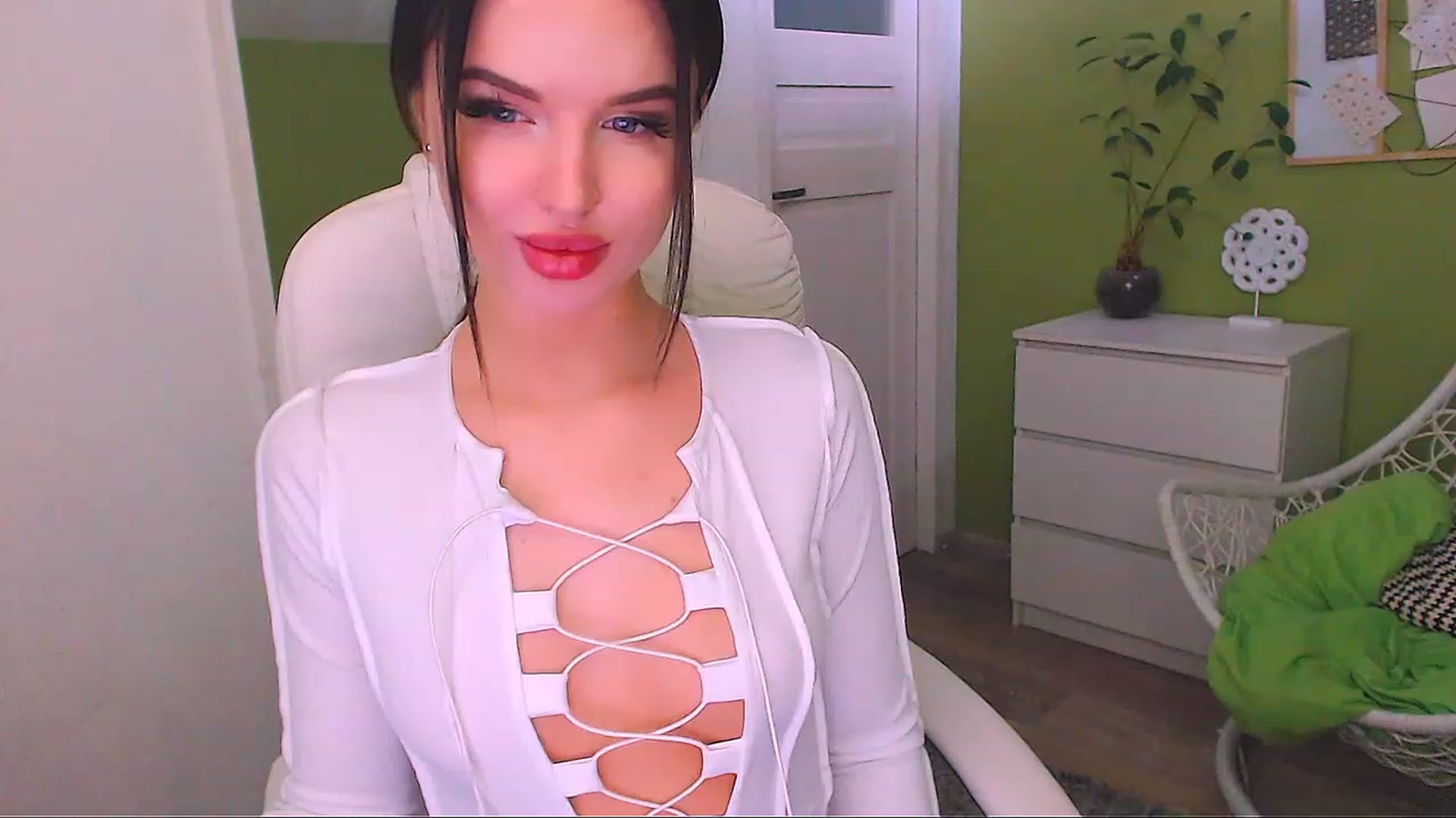 Gallery image thumbnail from JenniferMoris's myfreecams stream on, 03/08/2023, 12:09 image 2 of 20