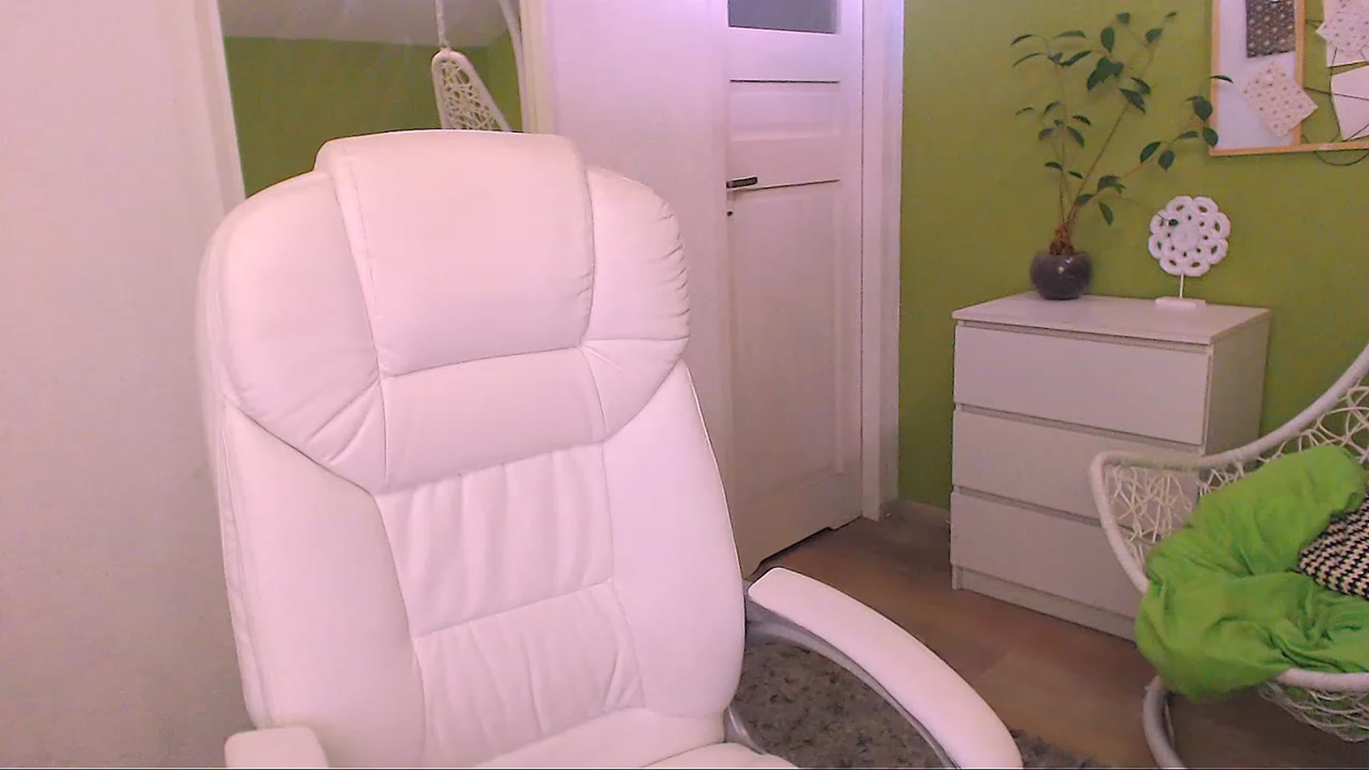 Gallery image thumbnail from JenniferMoris's myfreecams stream on, 03/08/2023, 12:09 image 10 of 20
