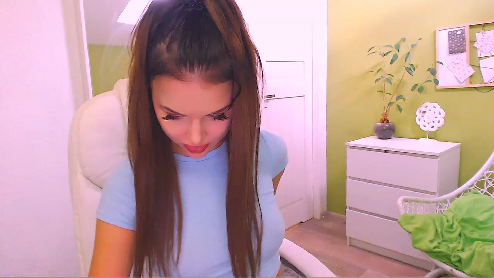 Gallery image thumbnail from JenniferMoris's myfreecams stream on, 03/13/2023, 12:08 image 14 of 20