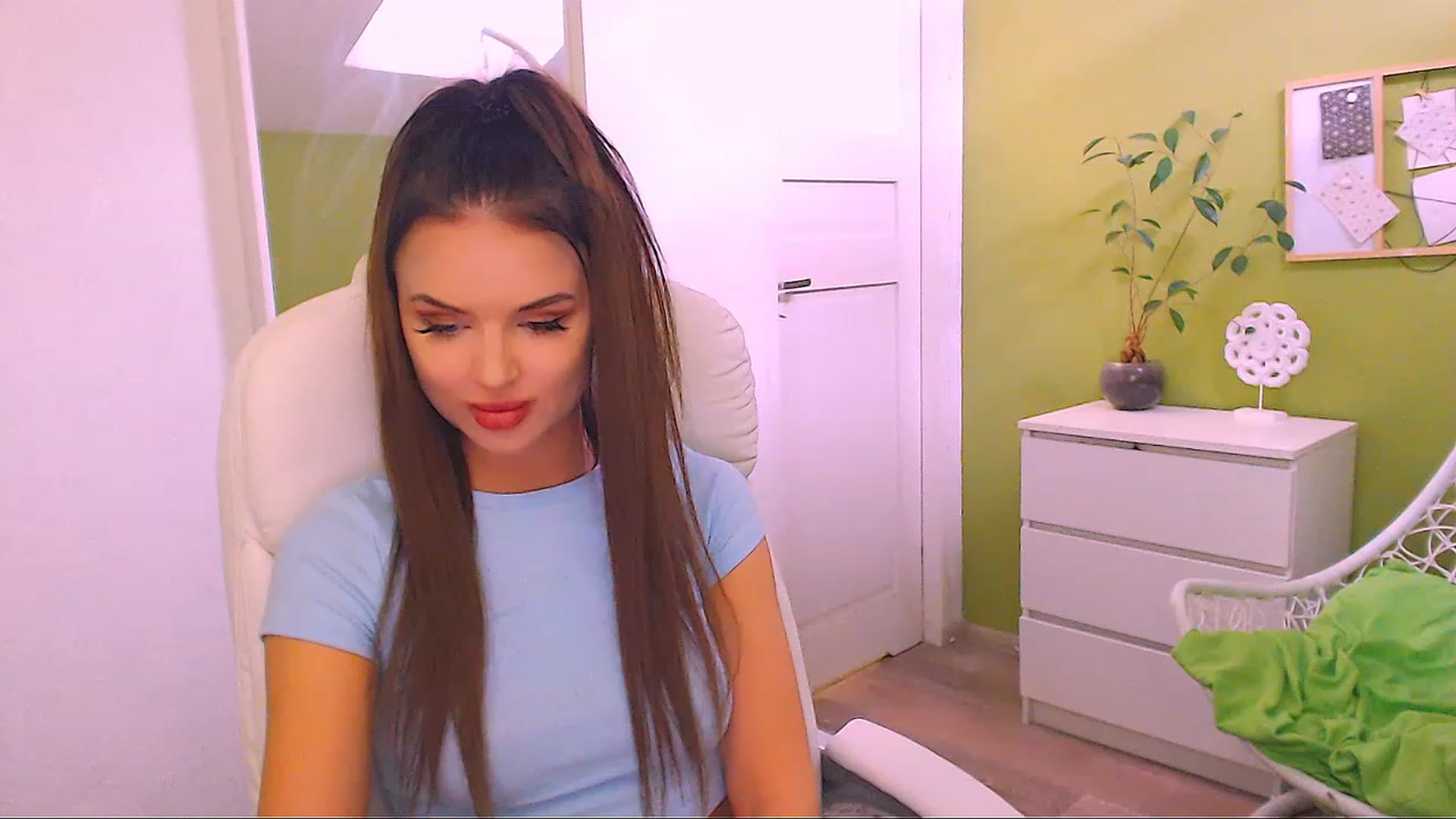 Gallery image thumbnail from JenniferMoris's myfreecams stream on, 03/13/2023, 12:08 image 19 of 20