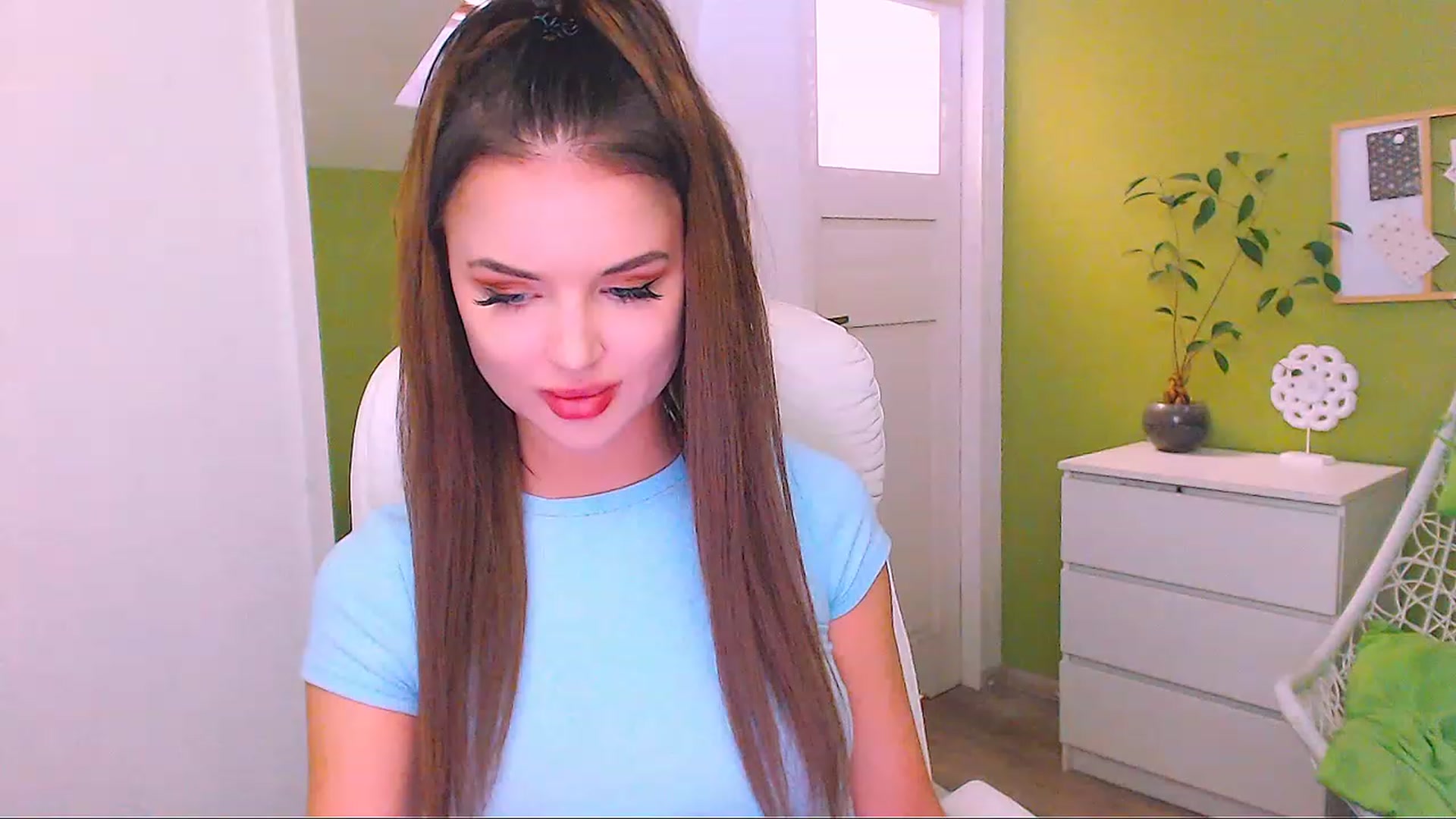 Gallery image thumbnail from JenniferMoris's myfreecams stream on, 03/13/2023, 12:08 image 2 of 20