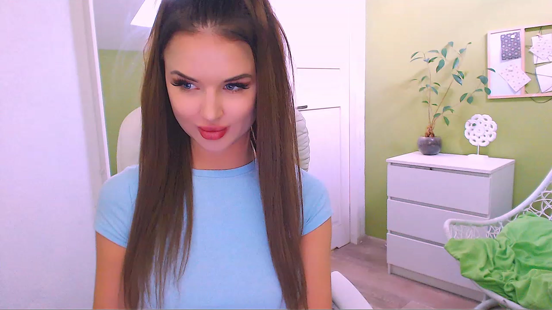 Gallery image thumbnail from JenniferMoris's myfreecams stream on, 03/13/2023, 12:08 image 12 of 20