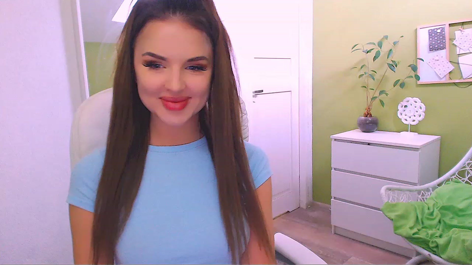 Gallery image thumbnail from JenniferMoris's myfreecams stream on, 03/13/2023, 12:08 image 5 of 20