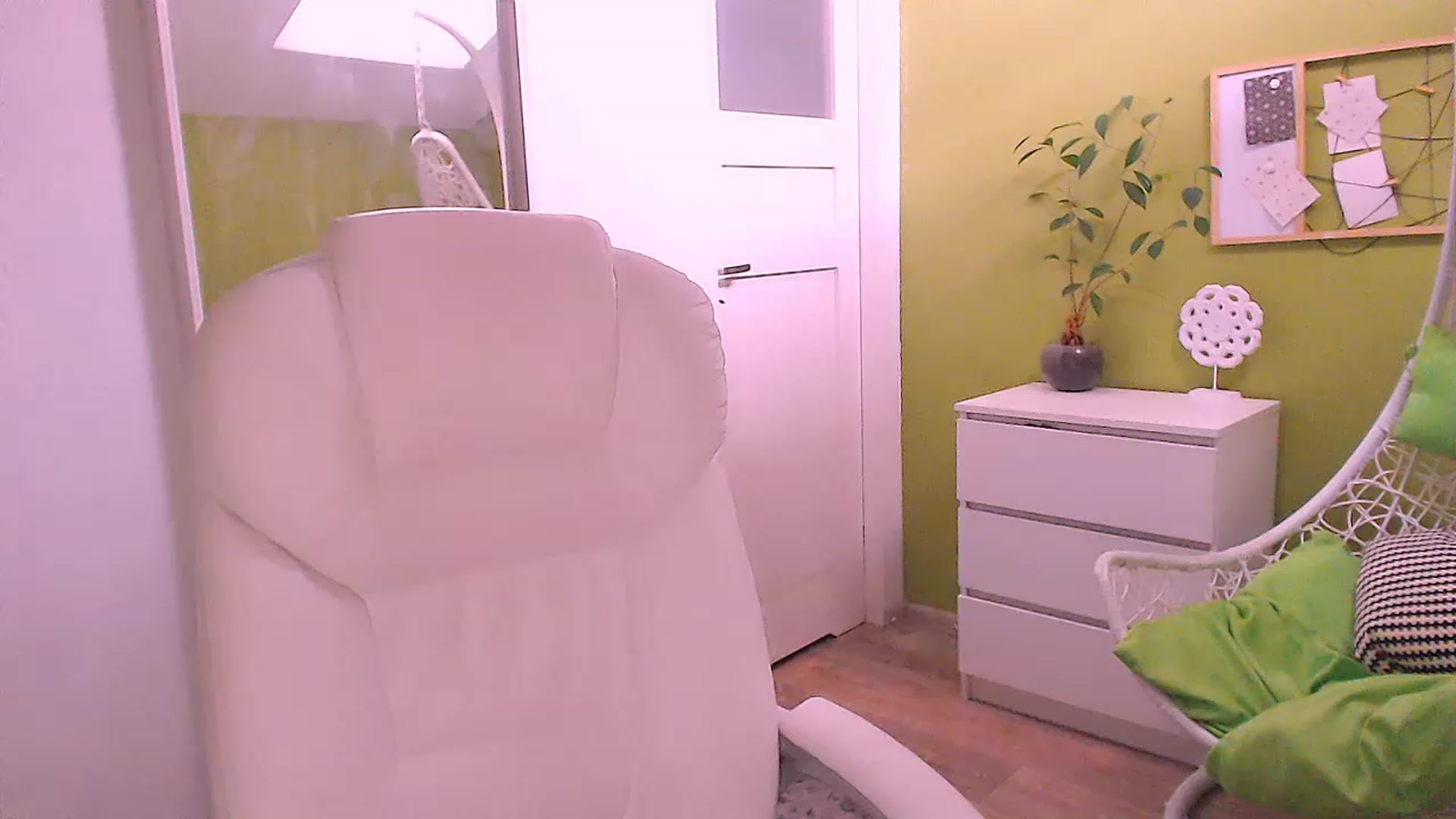 Gallery image thumbnail from JenniferMoris's myfreecams stream on, 03/15/2023, 13:34 image 12 of 20