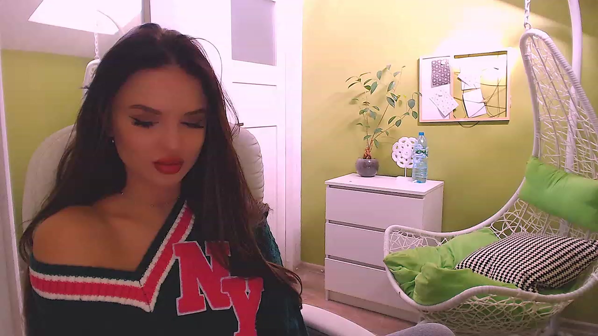 Gallery image thumbnail from JenniferMoris's myfreecams stream on, 03/20/2023, 10:02 image 12 of 20